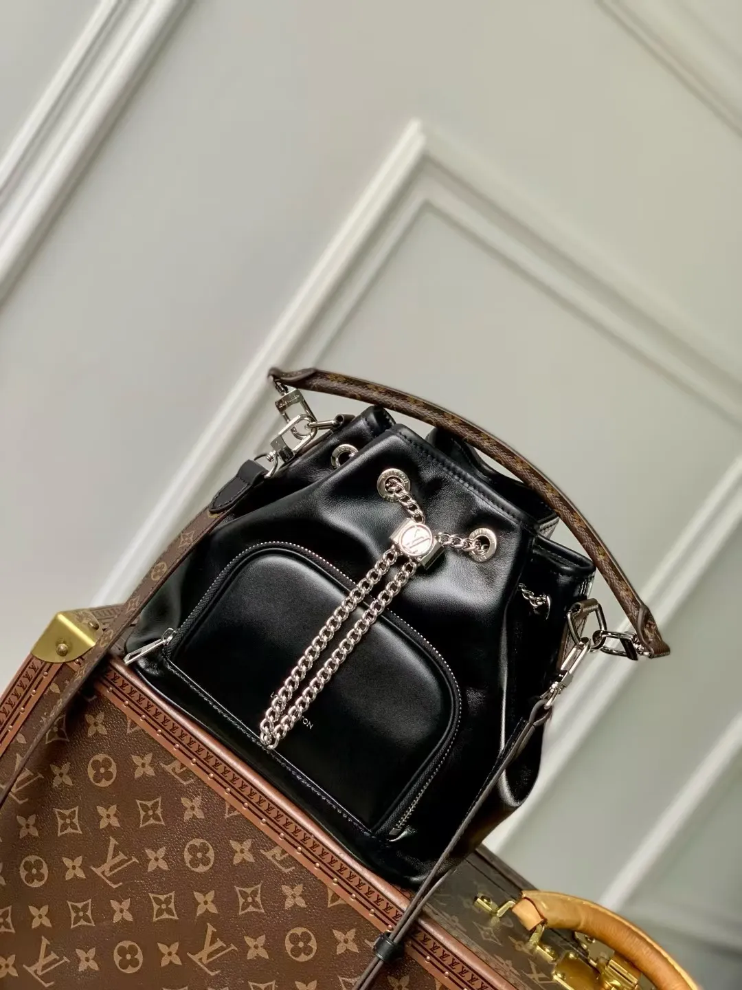 💰1140 (top layer leather) top original order, genuine development✨‼ ️The No Way handbag is from the LV Vibe series. It is made of sheep leather and is blended with shiny metal parts. It renews the classic Noé handbag elements with a modern rock style. The LV Circle sliding trim makes it easy to adjust the opening, and the zippered front pocket can be used to store keys and cosmetics. Sheep leather - Coated canvas trim - Textile lining - Chain drawstring with LV Circle sliding trim for adjustable opening - Internal patch pocket - Zip front pocket - Metal base stud - Holds a 6.7-inch smartphone, Victorine short wallet, headphones, lipstick and keys - Shoulder strap: removable, adjustable - Chain: Sliding to adjust, not removable! ! Model: M14377; Size: 24x22.5x15.5CM53