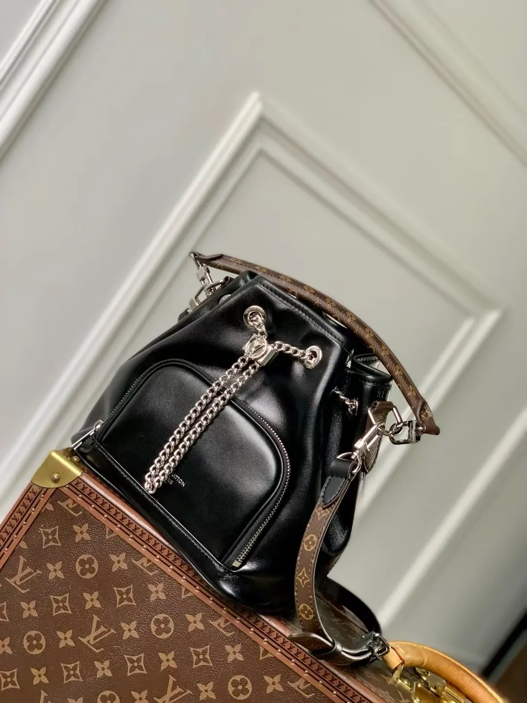 💰1140 (top layer leather) top original order, genuine development✨‼ ️The No Way handbag is from the LV Vibe series. It is made of sheep leather and is blended with shiny metal parts. It renews the classic Noé handbag elements with a modern rock style. The LV Circle sliding trim makes it easy to adjust the opening, and the zippered front pocket can be used to store keys and cosmetics. Sheep leather - Coated canvas trim - Textile lining - Chain drawstring with LV Circle sliding trim for adjustable opening - Internal patch pocket - Zip front pocket - Metal base stud - Holds a 6.7-inch smartphone, Victorine short wallet, headphones, lipstick and keys - Shoulder strap: removable, adjustable - Chain: Sliding to adjust, not removable! ! Model: M14377; Size: 24x22.5x15.5CM53