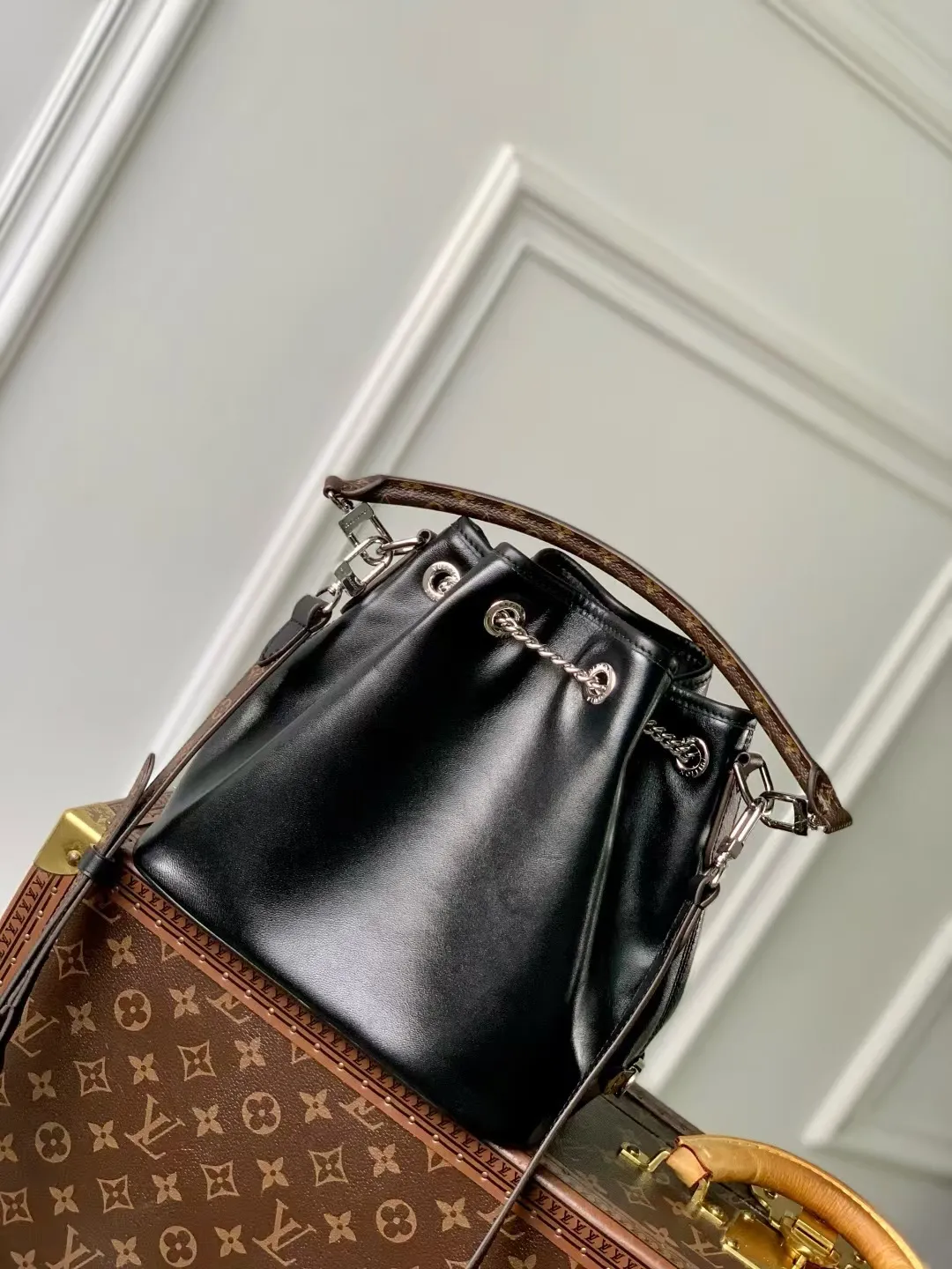 💰1140 (top layer leather) top original order, genuine development✨‼ ️The No Way handbag is from the LV Vibe series. It is made of sheep leather and is blended with shiny metal parts. It renews the classic Noé handbag elements with a modern rock style. The LV Circle sliding trim makes it easy to adjust the opening, and the zippered front pocket can be used to store keys and cosmetics. Sheep leather - Coated canvas trim - Textile lining - Chain drawstring with LV Circle sliding trim for adjustable opening - Internal patch pocket - Zip front pocket - Metal base stud - Holds a 6.7-inch smartphone, Victorine short wallet, headphones, lipstick and keys - Shoulder strap: removable, adjustable - Chain: Sliding to adjust, not removable! ! Model: M14377; Size: 24x22.5x15.5CM53