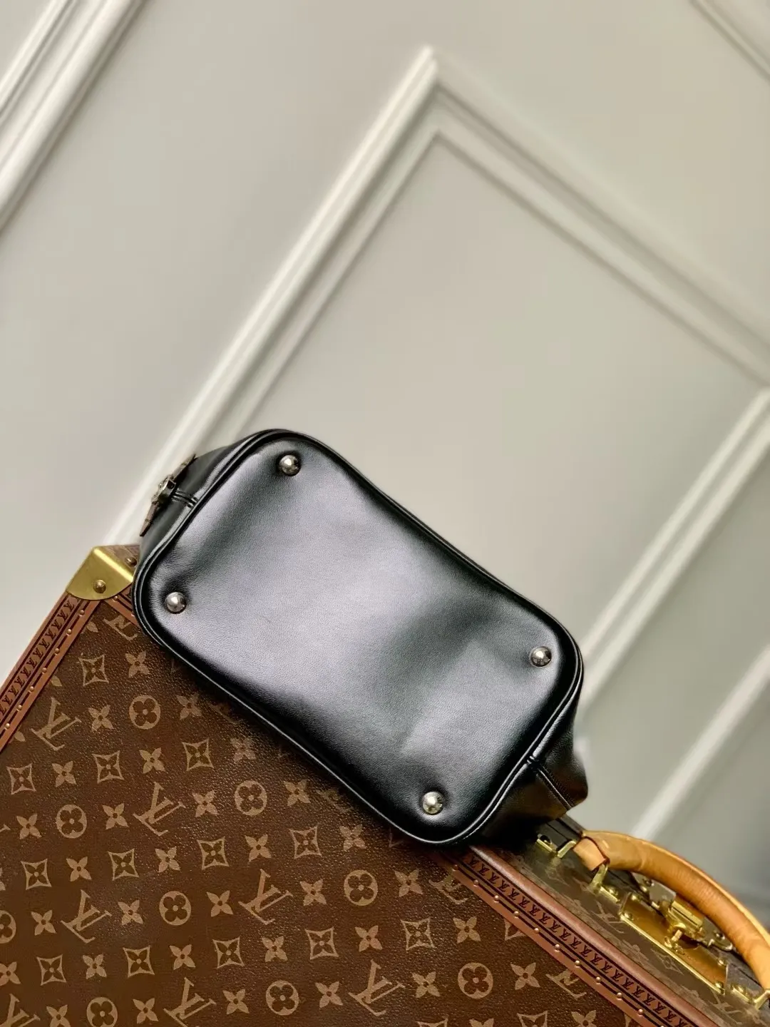 💰1140 (top layer leather) top original order, genuine development✨‼ ️The No Way handbag is from the LV Vibe series. It is made of sheep leather and is blended with shiny metal parts. It renews the classic Noé handbag elements with a modern rock style. The LV Circle sliding trim makes it easy to adjust the opening, and the zippered front pocket can be used to store keys and cosmetics. Sheep leather - Coated canvas trim - Textile lining - Chain drawstring with LV Circle sliding trim for adjustable opening - Internal patch pocket - Zip front pocket - Metal base stud - Holds a 6.7-inch smartphone, Victorine short wallet, headphones, lipstick and keys - Shoulder strap: removable, adjustable - Chain: Sliding to adjust, not removable! ! Model: M14377; Size: 24x22.5x15.5CM53