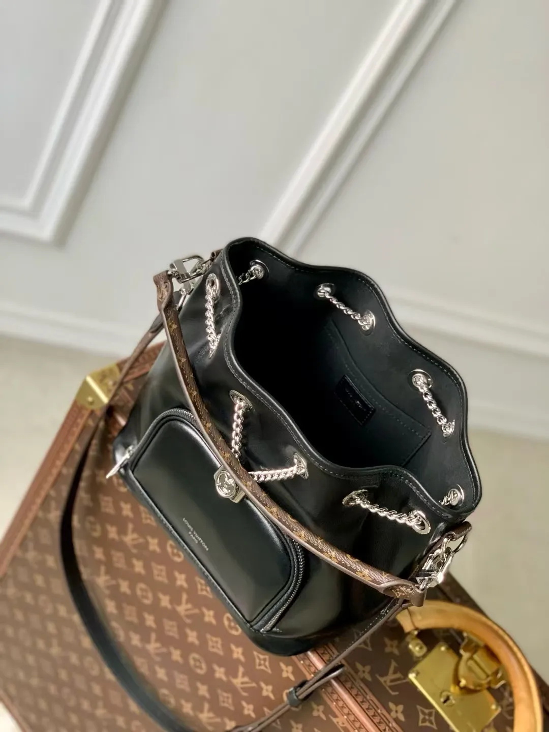 💰1140 (top layer leather) top original order, genuine development✨‼ ️The No Way handbag is from the LV Vibe series. It is made of sheep leather and is blended with shiny metal parts. It renews the classic Noé handbag elements with a modern rock style. The LV Circle sliding trim makes it easy to adjust the opening, and the zippered front pocket can be used to store keys and cosmetics. Sheep leather - Coated canvas trim - Textile lining - Chain drawstring with LV Circle sliding trim for adjustable opening - Internal patch pocket - Zip front pocket - Metal base stud - Holds a 6.7-inch smartphone, Victorine short wallet, headphones, lipstick and keys - Shoulder strap: removable, adjustable - Chain: Sliding to adjust, not removable! ! Model: M14377; Size: 24x22.5x15.5CM53