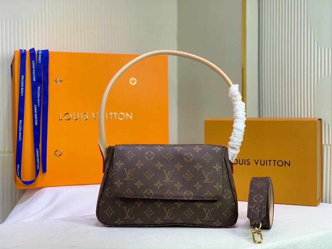 Batch 300💰🔥supermodel bella’s same style🔥🔥LV round handle shoulder bag! 51147 exclusive ⛱️delivery wide shoulder strap! 🔥A very attractive and practical bag! ! looping series A rare round handle shoulder bag from Lvjia! Very chic ❤️❤️ The inside is made of brown cloth, so you won’t be afraid of aging no matter how long you store it! The capacity is sufficient. You can recite the style of a big name in minutes. Size: 28-18-9 without handle