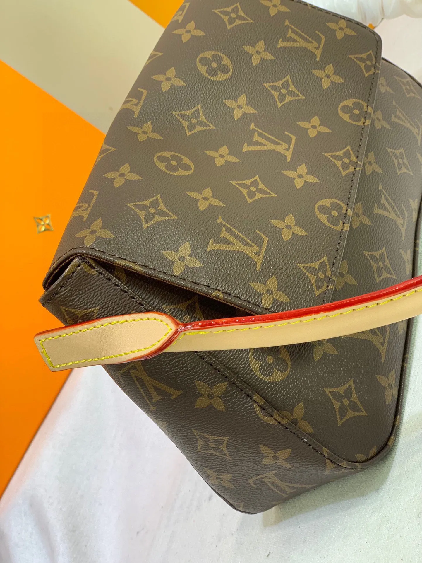 Batch 300💰🔥supermodel bella’s same style🔥🔥LV round handle shoulder bag! 51147 exclusive ⛱️delivery wide shoulder strap! 🔥A very attractive and practical bag! ! looping series A rare round handle shoulder bag from Lvjia! Very chic ❤️❤️ The inside is made of brown cloth, so you won’t be afraid of aging no matter how long you store it! The capacity is sufficient. You can recite the style of a big name in minutes. Size: 28-18-9 without handle