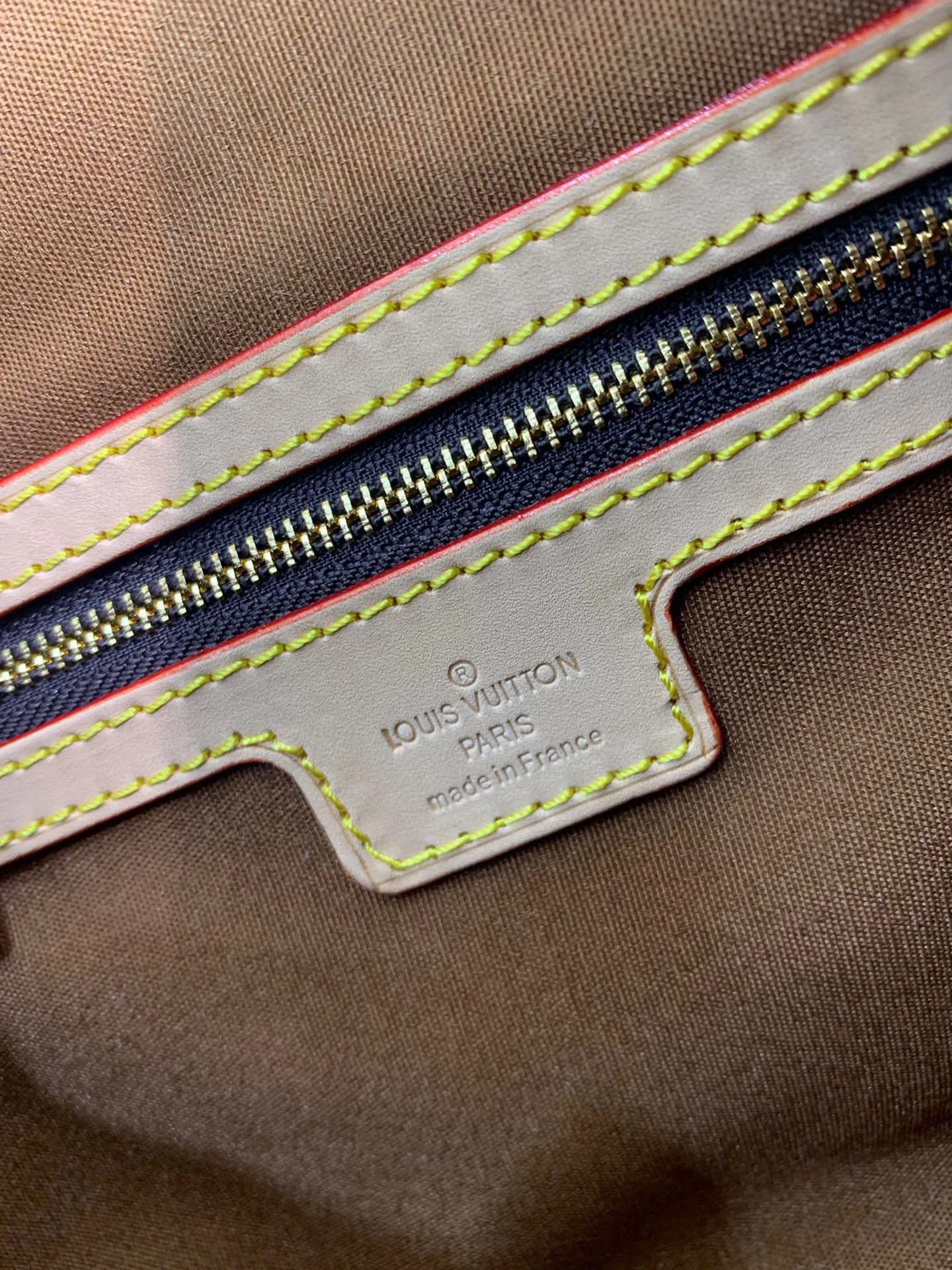 Batch 300💰🔥supermodel bella’s same style🔥🔥LV round handle shoulder bag! 51147 exclusive ⛱️delivery wide shoulder strap! 🔥A very attractive and practical bag! ! looping series A rare round handle shoulder bag from Lvjia! Very chic ❤️❤️ The inside is made of brown cloth, so you won’t be afraid of aging no matter how long you store it! The capacity is sufficient. You can recite the style of a big name in minutes. Size: 28-18-9 without handle
