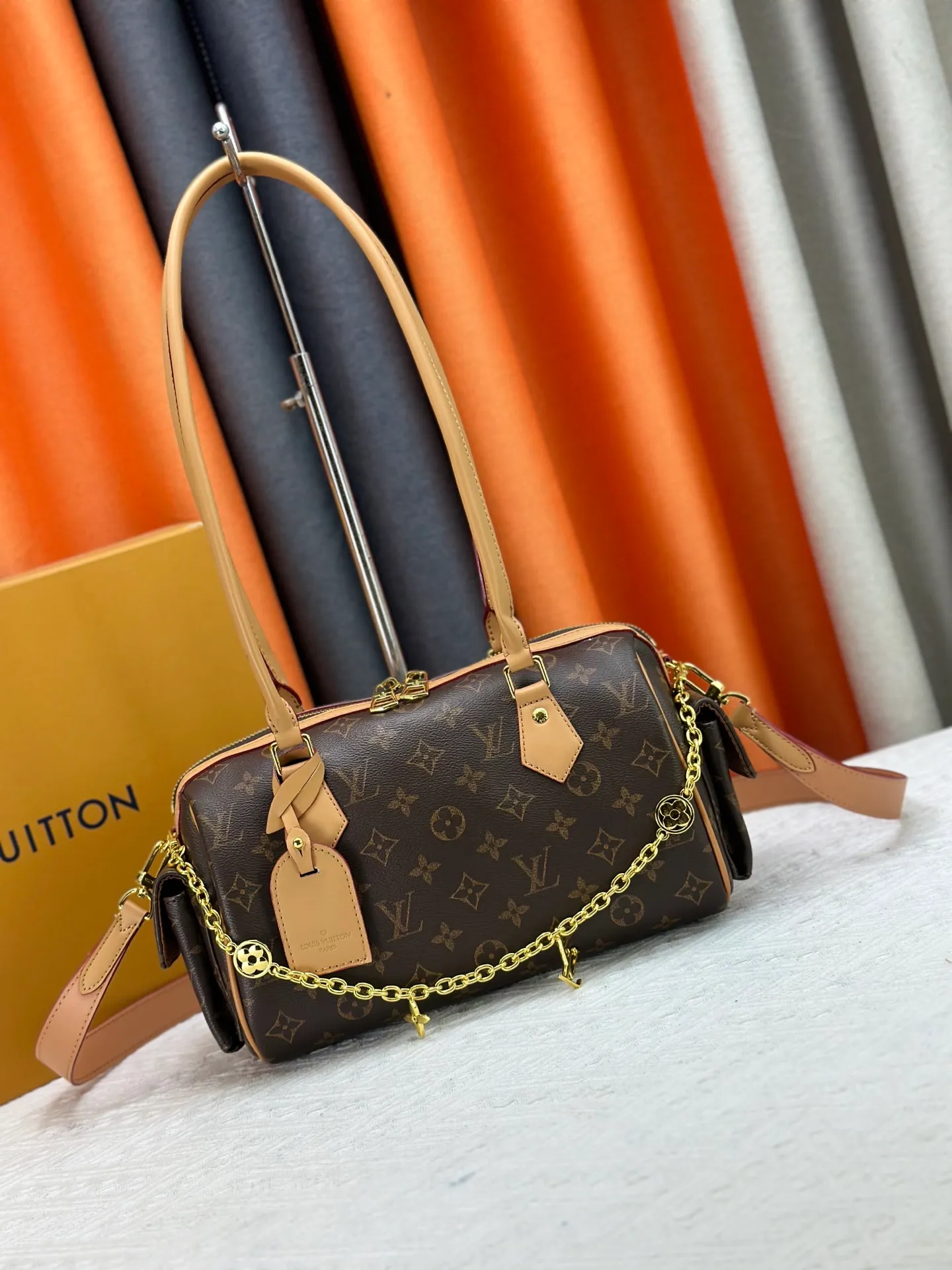 P300 Upgraded original M12934 M12965 This Speedy Cargo handbag is from the LV Vibe series, renovating the classic design of the 1930s with avant-garde touches. The glossy sheepskin body is embellished with a Monogram address plate, paying tribute to the brand's long trunk-making heritage. Plenty of space to easily store your daily needs, and the detachable leather shoulder strap allows for a variety of carrying methods. Dimensions: 28 x 17 x 12 cm (LxHxW)