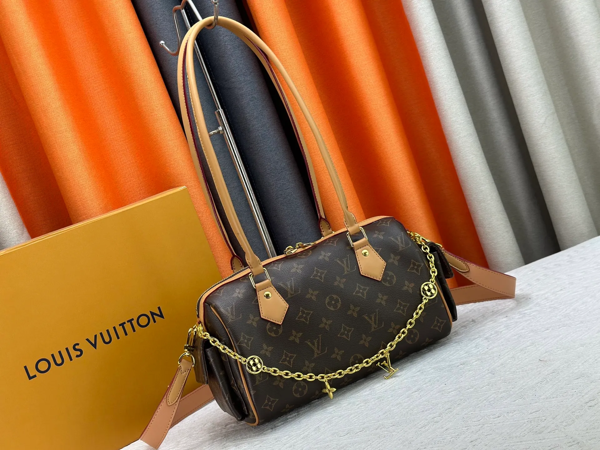 P300 Upgraded original M12934 M12965 This Speedy Cargo handbag is from the LV Vibe series, renovating the classic design of the 1930s with avant-garde touches. The glossy sheepskin body is embellished with a Monogram address plate, paying tribute to the brand's long trunk-making heritage. Plenty of space to easily store your daily needs, and the detachable leather shoulder strap allows for a variety of carrying methods. Dimensions: 28 x 17 x 12 cm (LxHxW)