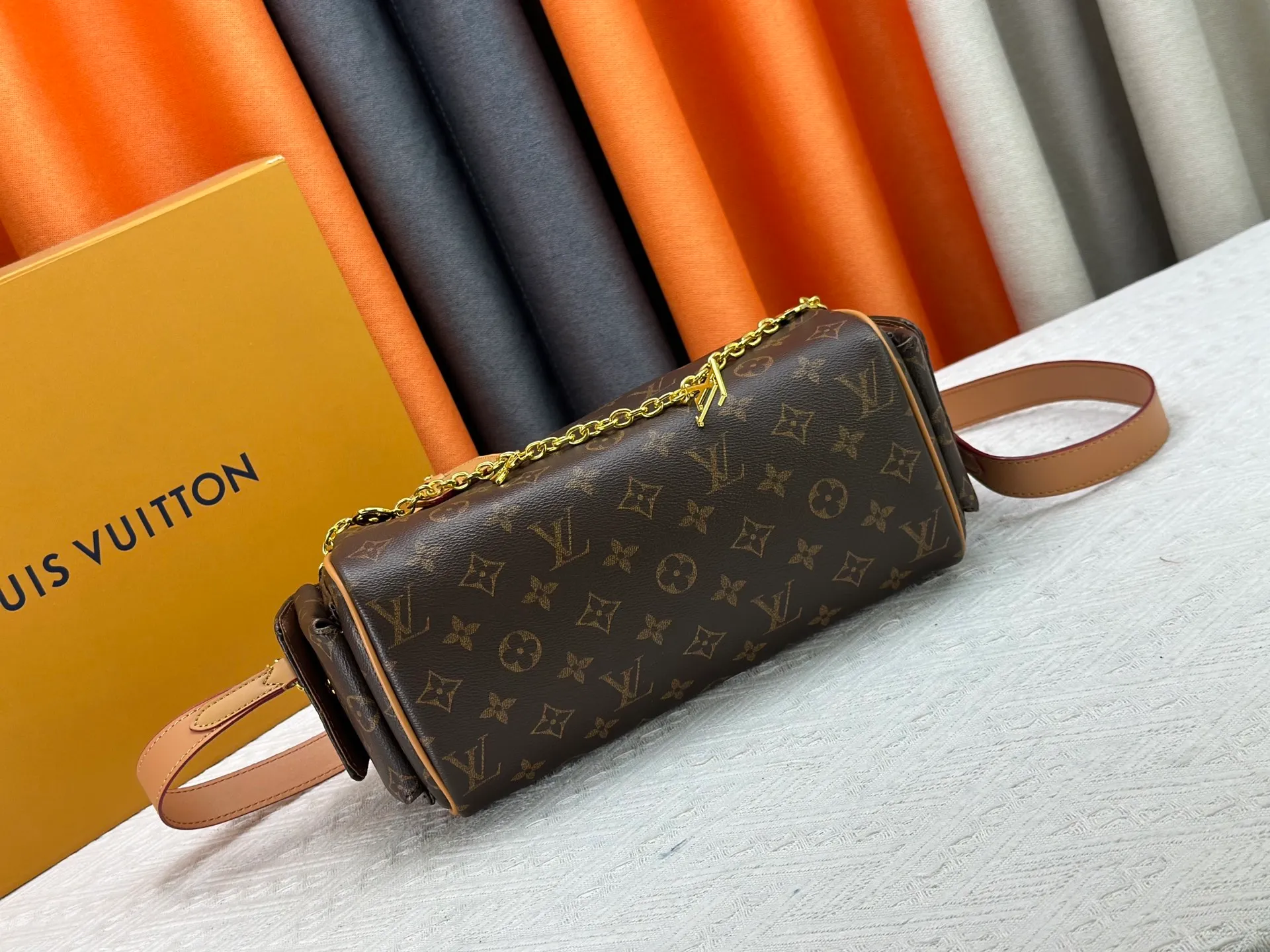 P300 Upgraded original M12934 M12965 This Speedy Cargo handbag is from the LV Vibe series, renovating the classic design of the 1930s with avant-garde touches. The glossy sheepskin body is embellished with a Monogram address plate, paying tribute to the brand's long trunk-making heritage. Plenty of space to easily store your daily needs, and the detachable leather shoulder strap allows for a variety of carrying methods. Dimensions: 28 x 17 x 12 cm (LxHxW)