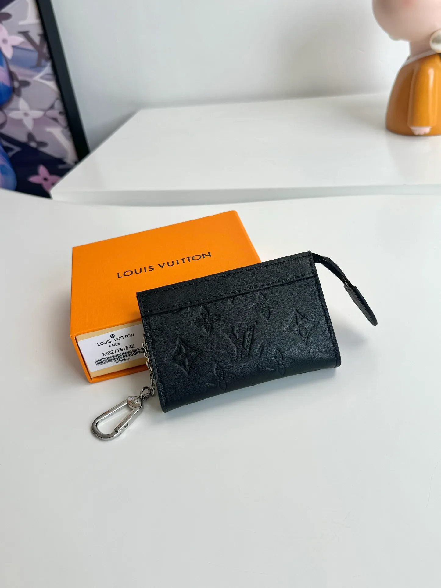 Factory price 340 🇫🇷Overseas original order M82776 embossed exclusive real shot! This Voyage key bag is made of soft Taurillon leather with calfskin trim. It has a zipper closure to securely store coins, folded bills, cards and keys. The hook fastener secures easily to the D-ring inside the Louis Vuitton bag. Size: 12×7.5×3cm