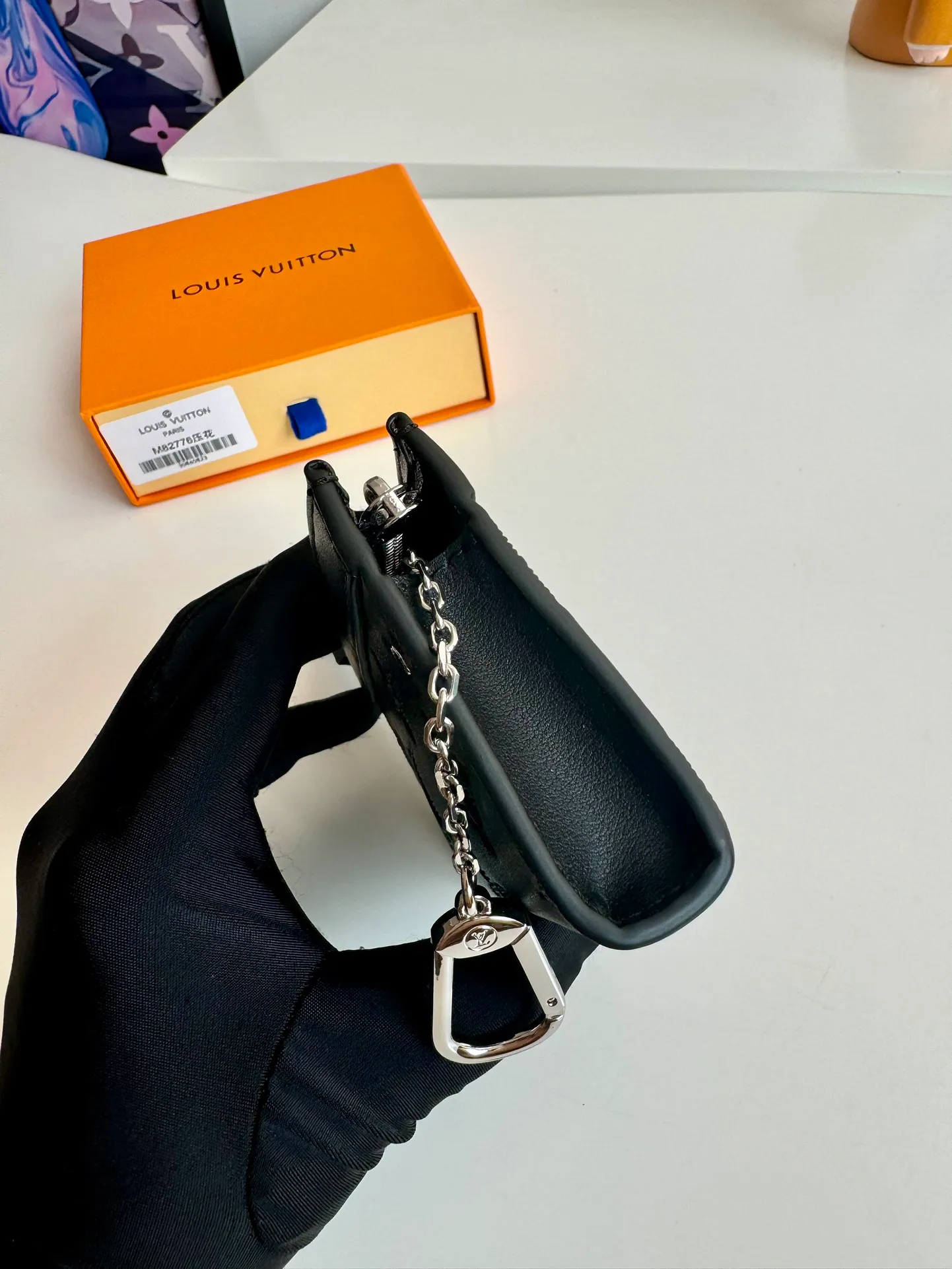 Factory price 340 🇫🇷Overseas original order M82776 embossed exclusive real shot! This Voyage key bag is made of soft Taurillon leather with calfskin trim. It has a zipper closure to securely store coins, folded bills, cards and keys. The hook fastener secures easily to the D-ring inside the Louis Vuitton bag. Size: 12×7.5×3cm
