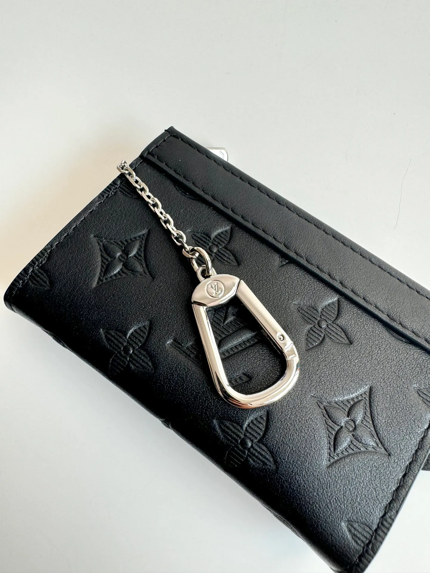 Factory price 340 🇫🇷Overseas original order M82776 embossed exclusive real shot! This Voyage key bag is made of soft Taurillon leather with calfskin trim. It has a zipper closure to securely store coins, folded bills, cards and keys. The hook fastener secures easily to the D-ring inside the Louis Vuitton bag. Size: 12×7.5×3cm