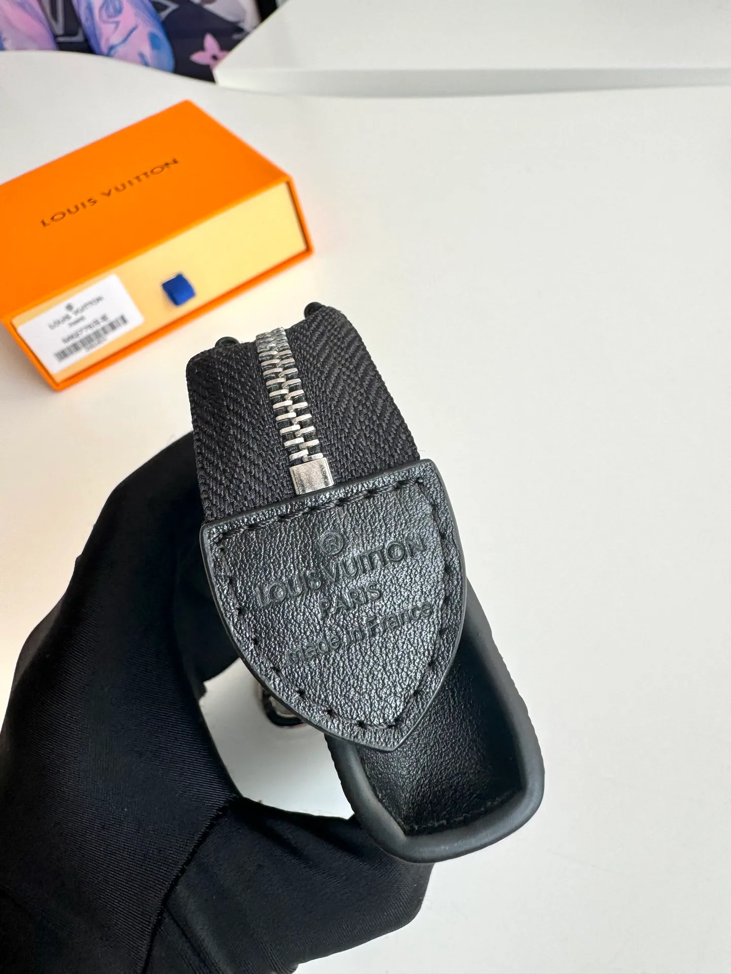 Factory price 340 🇫🇷Overseas original order M82776 embossed exclusive real shot! This Voyage key bag is made of soft Taurillon leather with calfskin trim. It has a zipper closure to securely store coins, folded bills, cards and keys. The hook fastener secures easily to the D-ring inside the Louis Vuitton bag. Size: 12×7.5×3cm