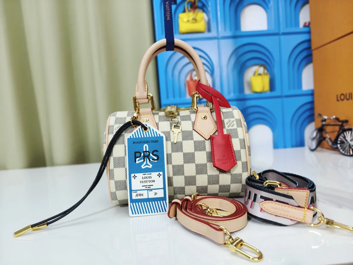 P250💰 M46222.M46234.M45957.M45948 Presbyopia This Speedy Bandoulière 20 handbag is made of Monogram canvas, cow leather trim and fabric lining. It continues the classic design of Louis Vuitton Speedy travel bag in a compact size. It is equipped with rolled leather handles and a detachable and adjustable fabric shoulder strap embellished with the brand's logo texture. Detailed features 20.5 x 13.5 x 12 cm (length x height x width)
