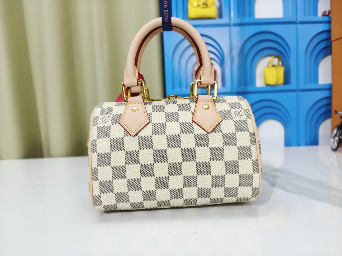 P250💰 M46222.M46234.M45957.M45948 Presbyopia This Speedy Bandoulière 20 handbag is made of Monogram canvas, cow leather trim and fabric lining. It continues the classic design of Louis Vuitton Speedy travel bag in a compact size. It is equipped with rolled leather handles and a detachable and adjustable fabric shoulder strap embellished with the brand's logo texture. Detailed features 20.5 x 13.5 x 12 cm (length x height x width)
