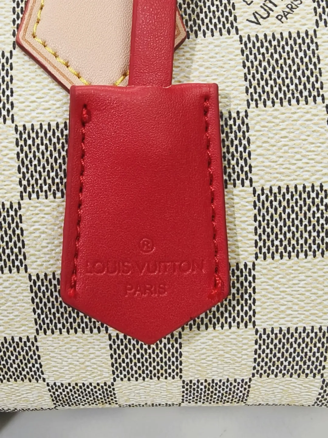 P250💰 M46222.M46234.M45957.M45948 Presbyopia This Speedy Bandoulière 20 handbag is made of Monogram canvas, cow leather trim and fabric lining. It continues the classic design of Louis Vuitton Speedy travel bag in a compact size. It is equipped with rolled leather handles and a detachable and adjustable fabric shoulder strap embellished with the brand's logo texture. Detailed features 20.5 x 13.5 x 12 cm (length x height x width)