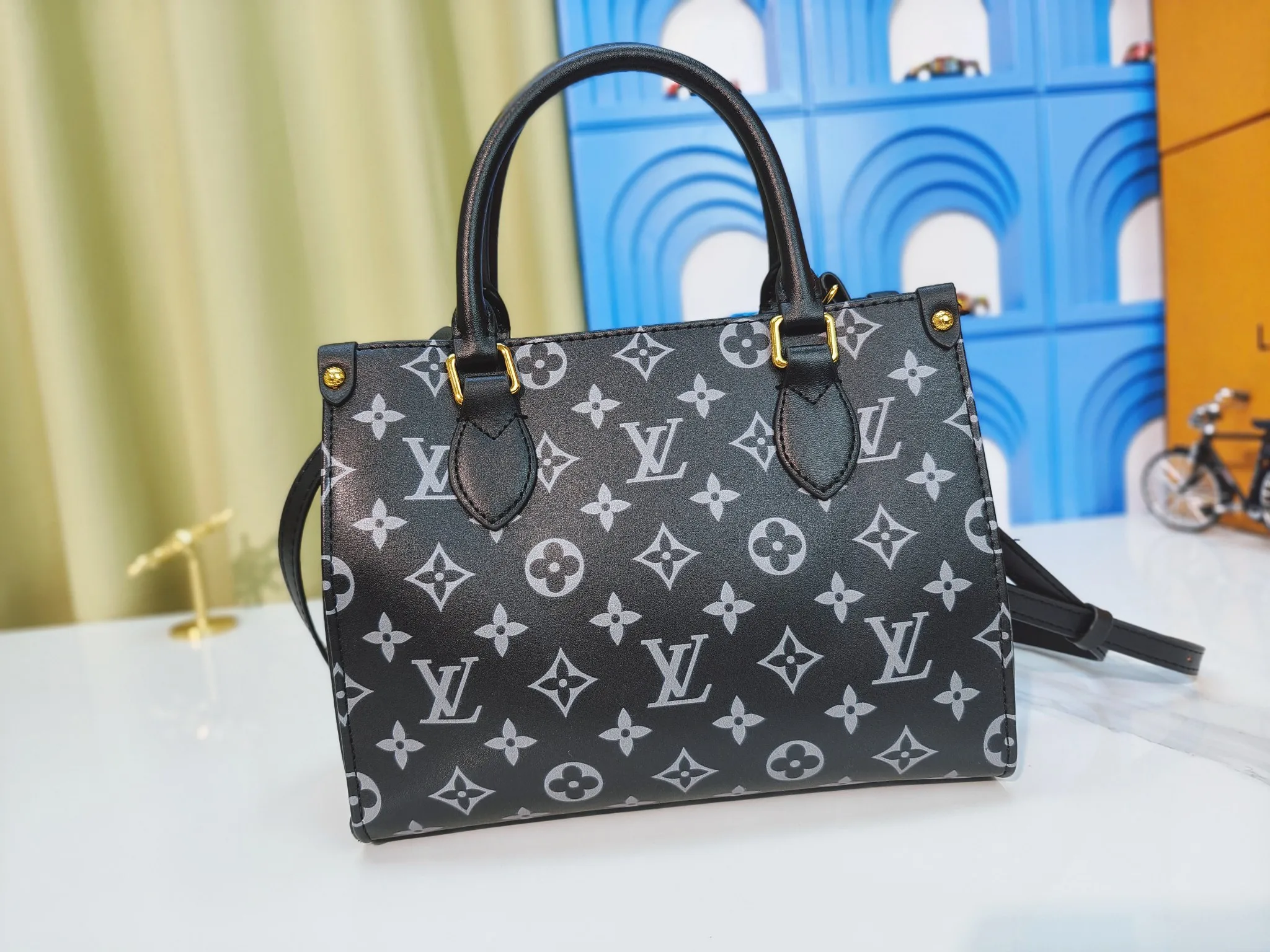 💰220💰Upgraded from the original M12465 M45659 Monogram Ink series OnTheGo small handbag has a matte texture of smooth cow leather, and the rivet tabs on the corners pay tribute to the brand's classic hard suitcase design. The neat interior has a large zipper pocket for storing banknotes and receipts. 25 x 19 x 11.5 cm (length x height x width)