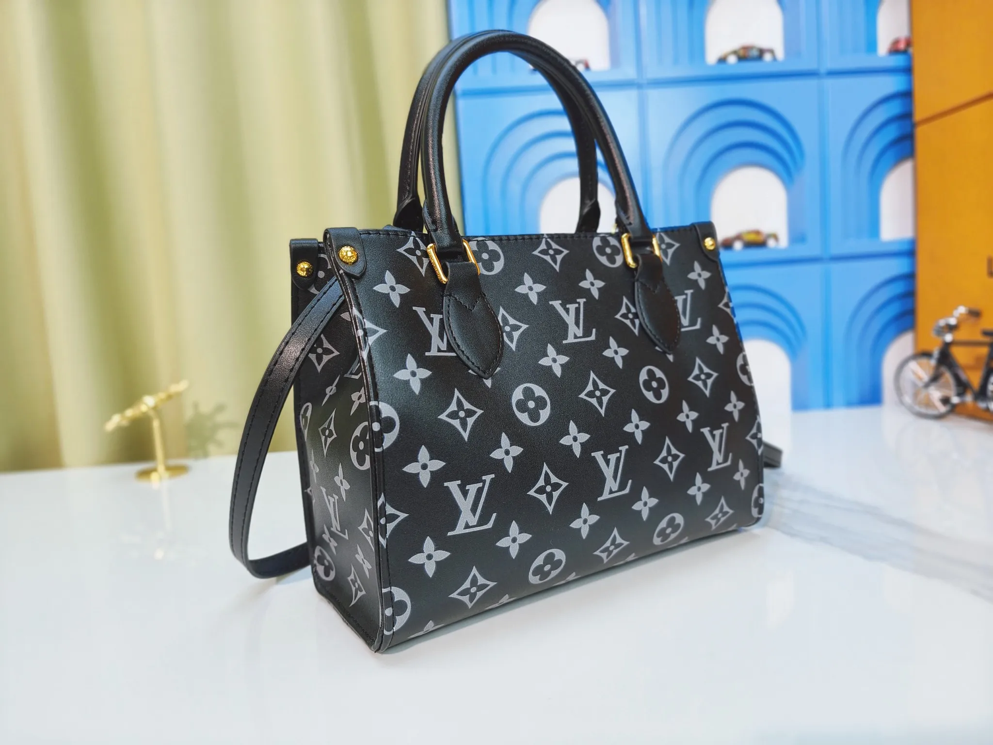 💰220💰Upgraded from the original M12465 M45659 Monogram Ink series OnTheGo small handbag has a matte texture of smooth cow leather, and the rivet tabs on the corners pay tribute to the brand's classic hard suitcase design. The neat interior has a large zipper pocket for storing banknotes and receipts. 25 x 19 x 11.5 cm (length x height x width)
