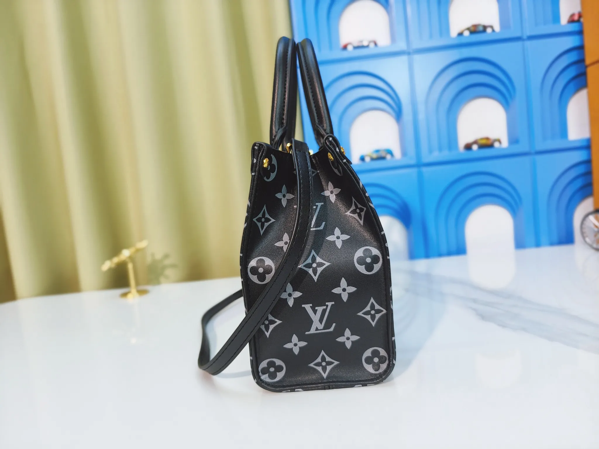 💰220💰Upgraded from the original M12465 M45659 Monogram Ink series OnTheGo small handbag has a matte texture of smooth cow leather, and the rivet tabs on the corners pay tribute to the brand's classic hard suitcase design. The neat interior has a large zipper pocket for storing banknotes and receipts. 25 x 19 x 11.5 cm (length x height x width)