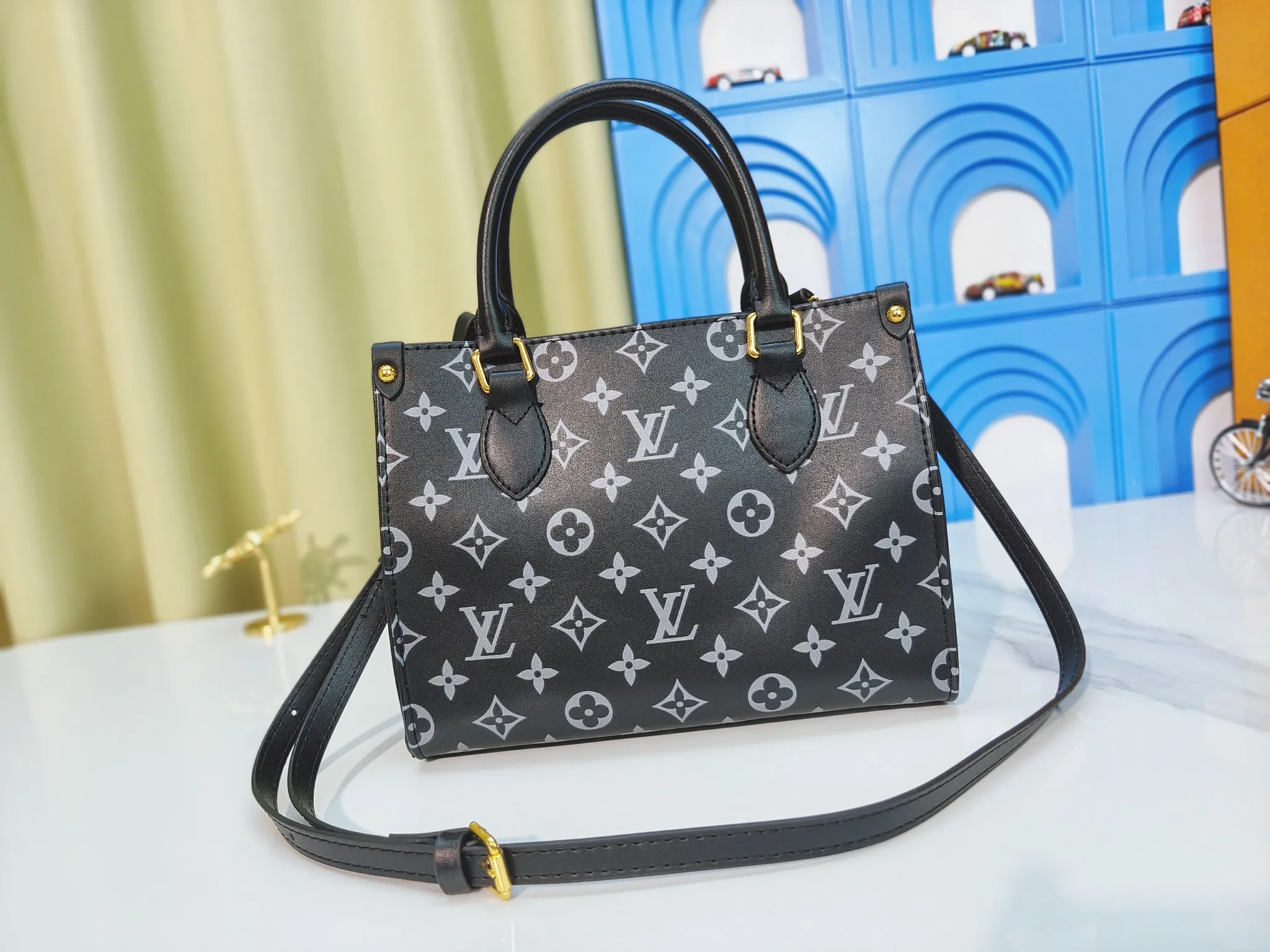 💰220💰Upgraded from the original M12465 M45659 Monogram Ink series OnTheGo small handbag has a matte texture of smooth cow leather, and the rivet tabs on the corners pay tribute to the brand's classic hard suitcase design. The neat interior has a large zipper pocket for storing banknotes and receipts. 25 x 19 x 11.5 cm (length x height x width)
