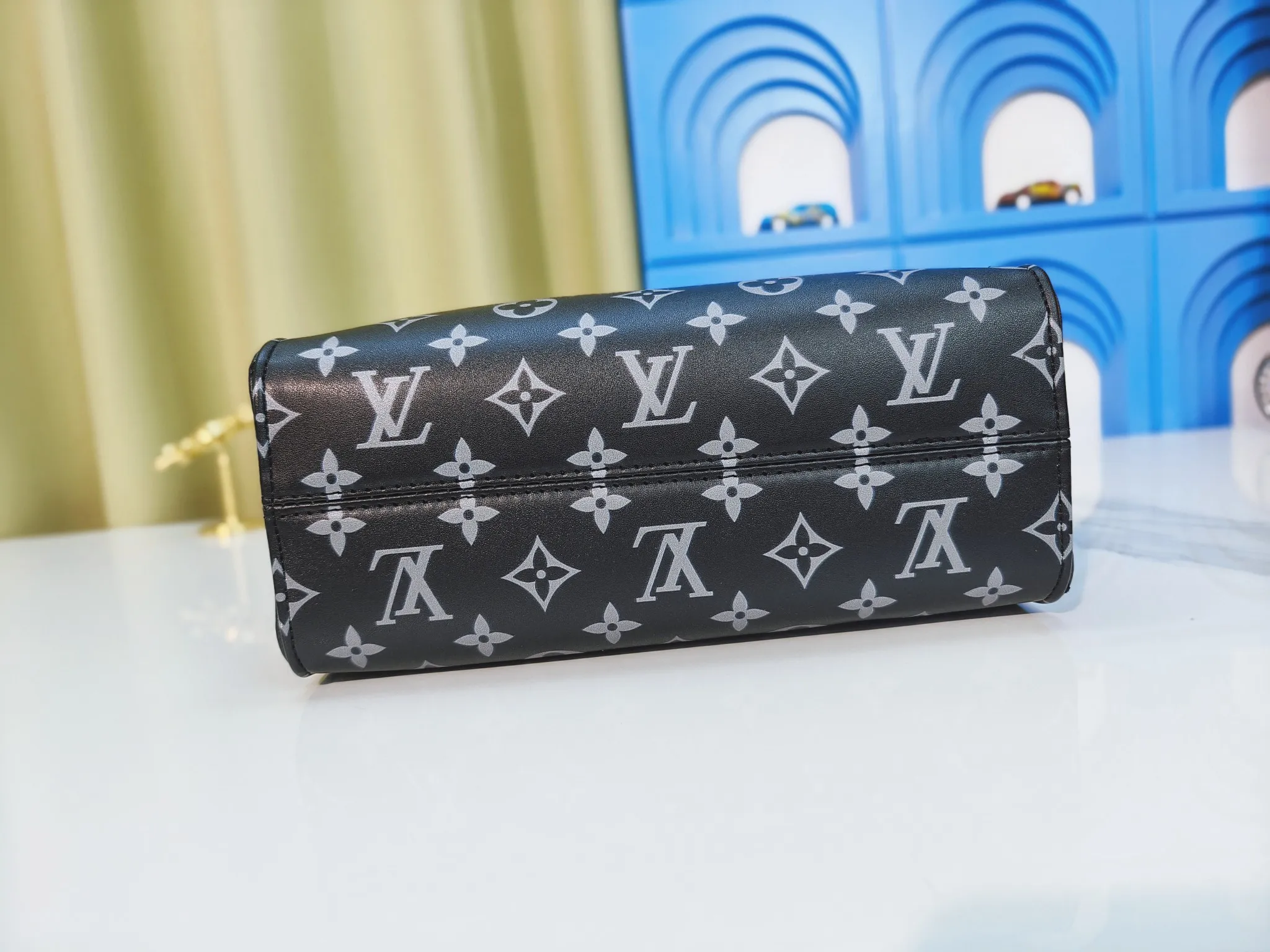 💰220💰Upgraded from the original M12465 M45659 Monogram Ink series OnTheGo small handbag has a matte texture of smooth cow leather, and the rivet tabs on the corners pay tribute to the brand's classic hard suitcase design. The neat interior has a large zipper pocket for storing banknotes and receipts. 25 x 19 x 11.5 cm (length x height x width)