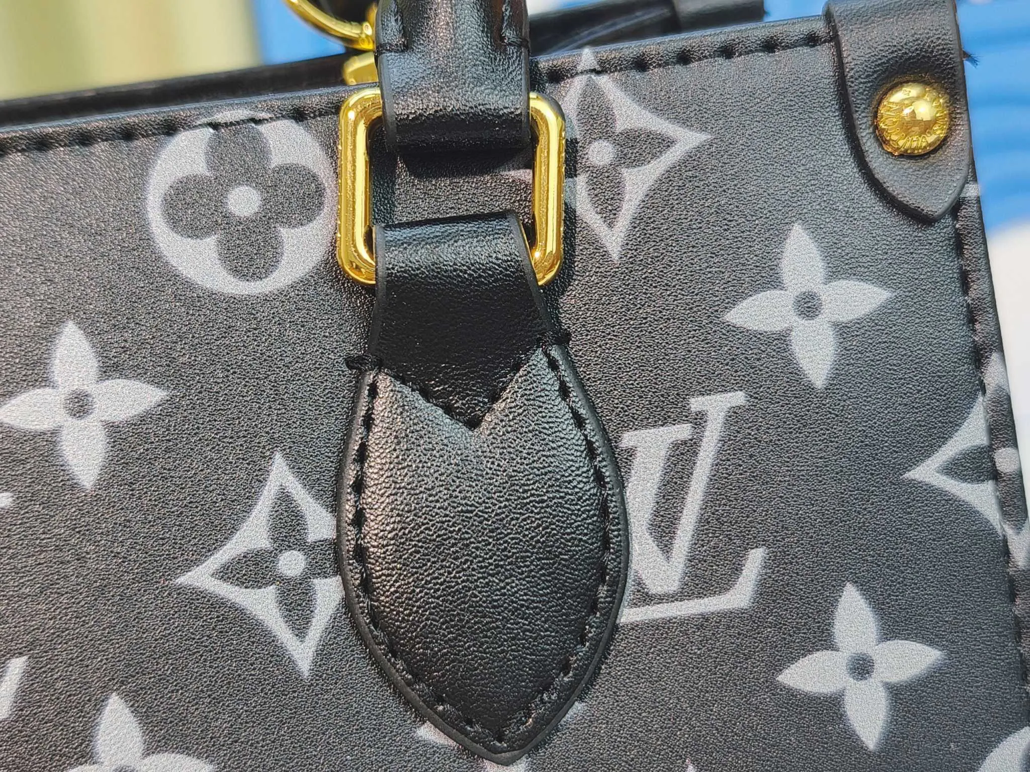 💰220💰Upgraded from the original M12465 M45659 Monogram Ink series OnTheGo small handbag has a matte texture of smooth cow leather, and the rivet tabs on the corners pay tribute to the brand's classic hard suitcase design. The neat interior has a large zipper pocket for storing banknotes and receipts. 25 x 19 x 11.5 cm (length x height x width)