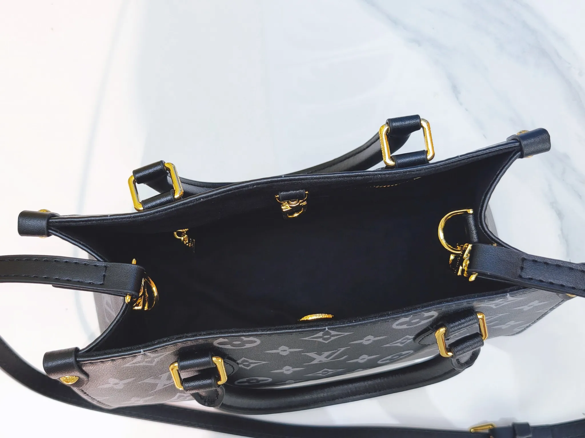💰220💰Upgraded from the original M12465 M45659 Monogram Ink series OnTheGo small handbag has a matte texture of smooth cow leather, and the rivet tabs on the corners pay tribute to the brand's classic hard suitcase design. The neat interior has a large zipper pocket for storing banknotes and receipts. 25 x 19 x 11.5 cm (length x height x width)