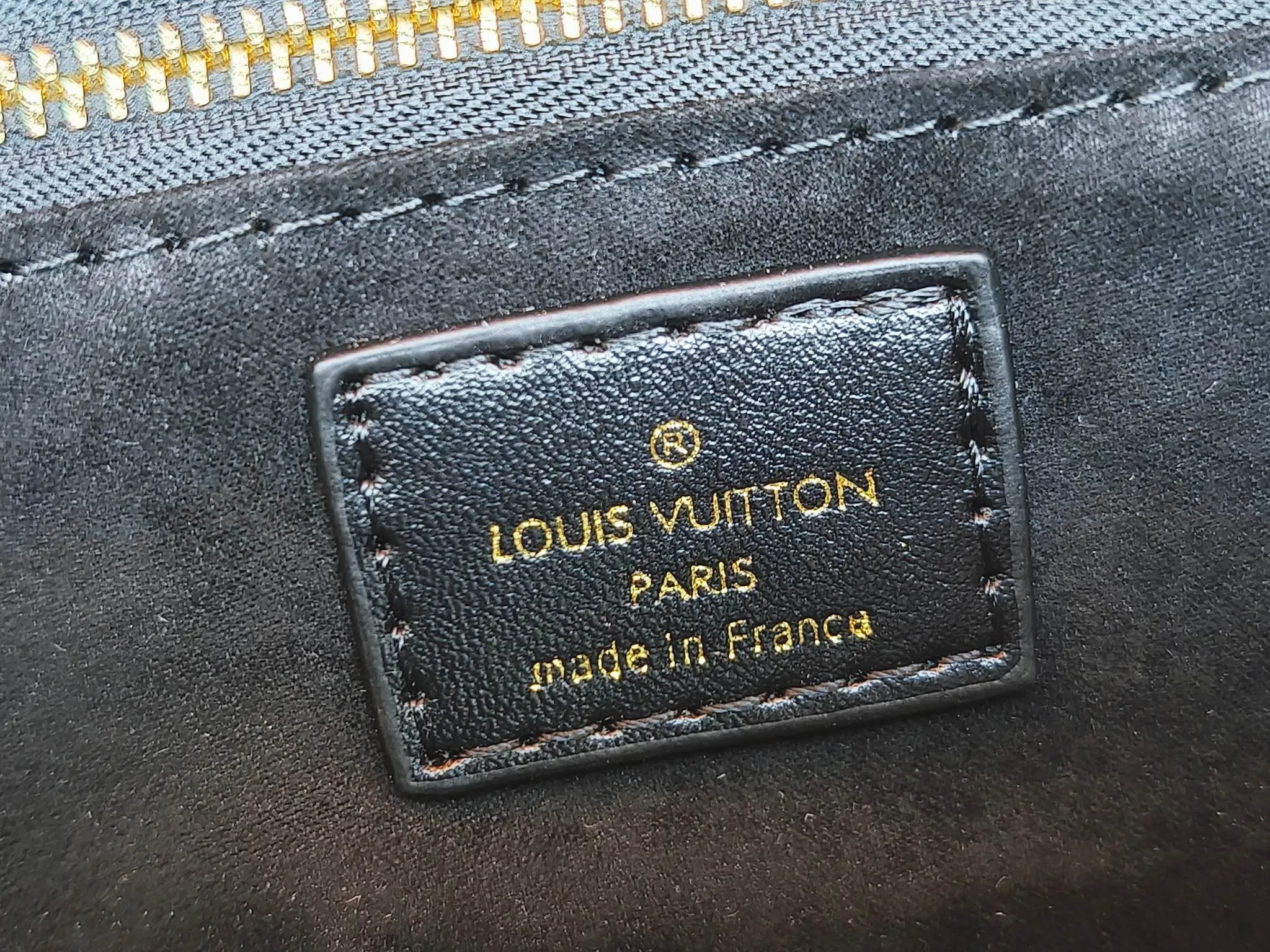 💰220💰Upgraded from the original M12465 M45659 Monogram Ink series OnTheGo small handbag has a matte texture of smooth cow leather, and the rivet tabs on the corners pay tribute to the brand's classic hard suitcase design. The neat interior has a large zipper pocket for storing banknotes and receipts. 25 x 19 x 11.5 cm (length x height x width)