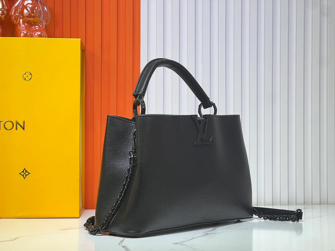 Batch 380💰M24880 M24607 Black Out series launches the Capucines Souple large handbag, an enlarged version of the classic design made of matte Taurillon leather and elegant metal parts, with the iconic LV letters. The neat interior has multiple pockets to easily hold A4-size documents. 38.0 x 23.0 x 16.0 cm (Length x Height x Width) • Matt Taurillon cow leather • Cow leather trim • Cow leather lining • Matt metal hardware • Flap can be placed on the inside or outside • Internal compartment • Internal zip pocket • Internal patch pocket • Metal base stud • Shoulder strap: removable, adjustable • Half-length strap: 36.0 cm • Half-length adjustable strap: 59.0 cm • Handle: Single handle