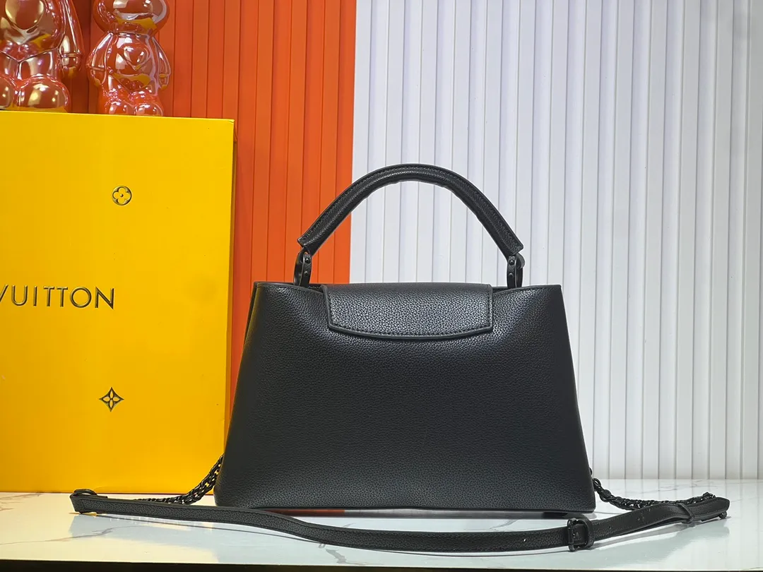 Batch 380💰M24880 M24607 Black Out series launches the Capucines Souple large handbag, an enlarged version of the classic design made of matte Taurillon leather and elegant metal parts, with the iconic LV letters. The neat interior has multiple pockets to easily hold A4-size documents. 38.0 x 23.0 x 16.0 cm (Length x Height x Width) • Matt Taurillon cow leather • Cow leather trim • Cow leather lining • Matt metal hardware • Flap can be placed on the inside or outside • Internal compartment • Internal zip pocket • Internal patch pocket • Metal base stud • Shoulder strap: removable, adjustable • Half-length strap: 36.0 cm • Half-length adjustable strap: 59.0 cm • Handle: Single handle