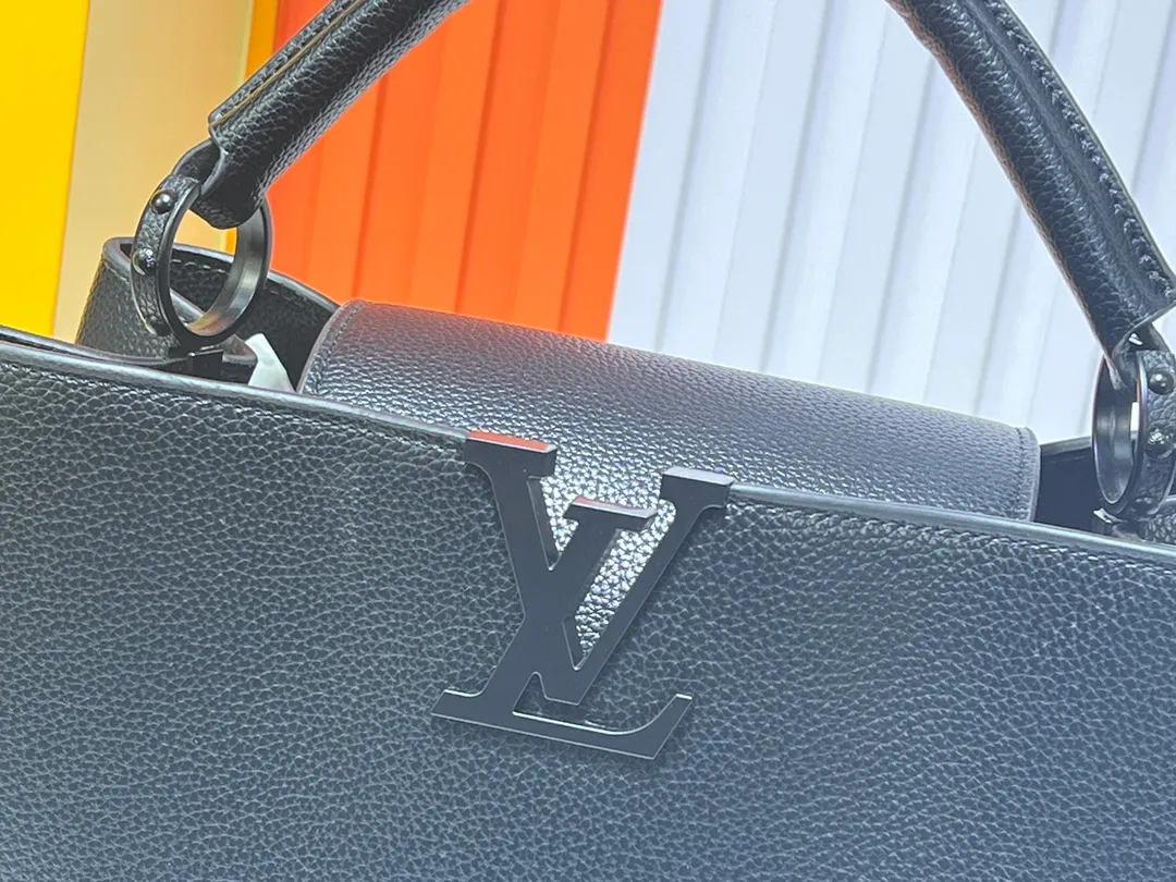 Batch 380💰M24880 M24607 Black Out series launches the Capucines Souple large handbag, an enlarged version of the classic design made of matte Taurillon leather and elegant metal parts, with the iconic LV letters. The neat interior has multiple pockets to easily hold A4-size documents. 38.0 x 23.0 x 16.0 cm (Length x Height x Width) • Matt Taurillon cow leather • Cow leather trim • Cow leather lining • Matt metal hardware • Flap can be placed on the inside or outside • Internal compartment • Internal zip pocket • Internal patch pocket • Metal base stud • Shoulder strap: removable, adjustable • Half-length strap: 36.0 cm • Half-length adjustable strap: 59.0 cm • Handle: Single handle