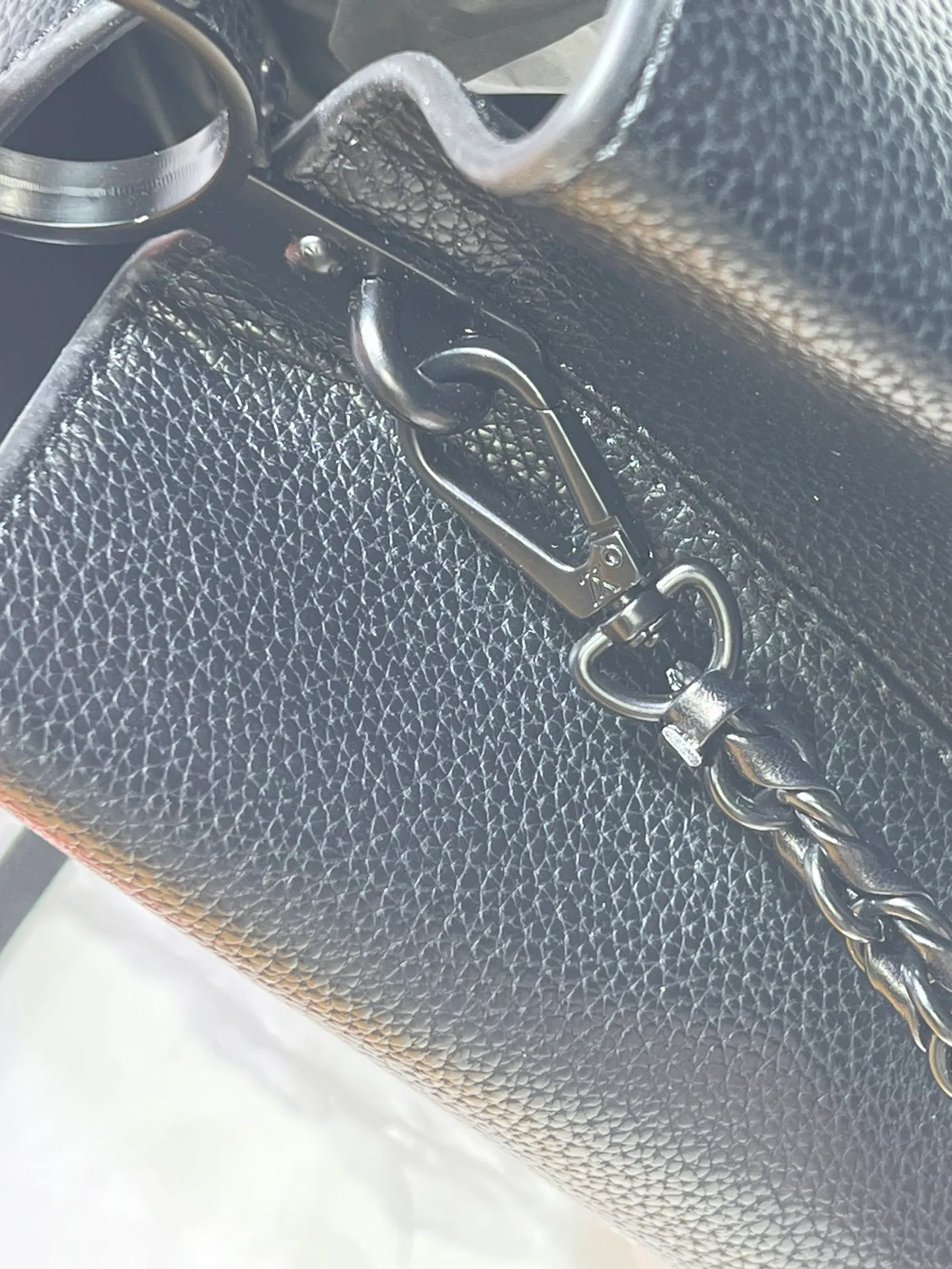Batch 380💰M24880 M24607 Black Out series launches the Capucines Souple large handbag, an enlarged version of the classic design made of matte Taurillon leather and elegant metal parts, with the iconic LV letters. The neat interior has multiple pockets to easily hold A4-size documents. 38.0 x 23.0 x 16.0 cm (Length x Height x Width) • Matt Taurillon cow leather • Cow leather trim • Cow leather lining • Matt metal hardware • Flap can be placed on the inside or outside • Internal compartment • Internal zip pocket • Internal patch pocket • Metal base stud • Shoulder strap: removable, adjustable • Half-length strap: 36.0 cm • Half-length adjustable strap: 59.0 cm • Handle: Single handle
