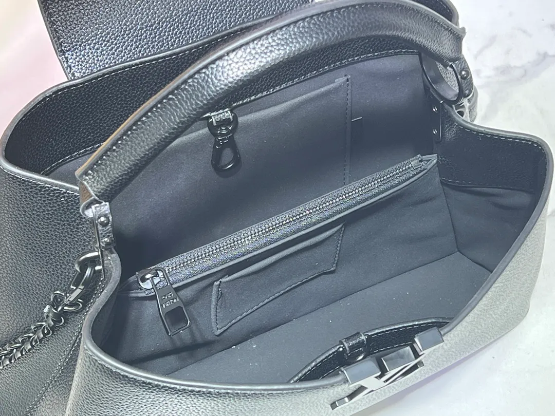 Batch 380💰M24880 M24607 Black Out series launches the Capucines Souple large handbag, an enlarged version of the classic design made of matte Taurillon leather and elegant metal parts, with the iconic LV letters. The neat interior has multiple pockets to easily hold A4-size documents. 38.0 x 23.0 x 16.0 cm (Length x Height x Width) • Matt Taurillon cow leather • Cow leather trim • Cow leather lining • Matt metal hardware • Flap can be placed on the inside or outside • Internal compartment • Internal zip pocket • Internal patch pocket • Metal base stud • Shoulder strap: removable, adjustable • Half-length strap: 36.0 cm • Half-length adjustable strap: 59.0 cm • Handle: Single handle