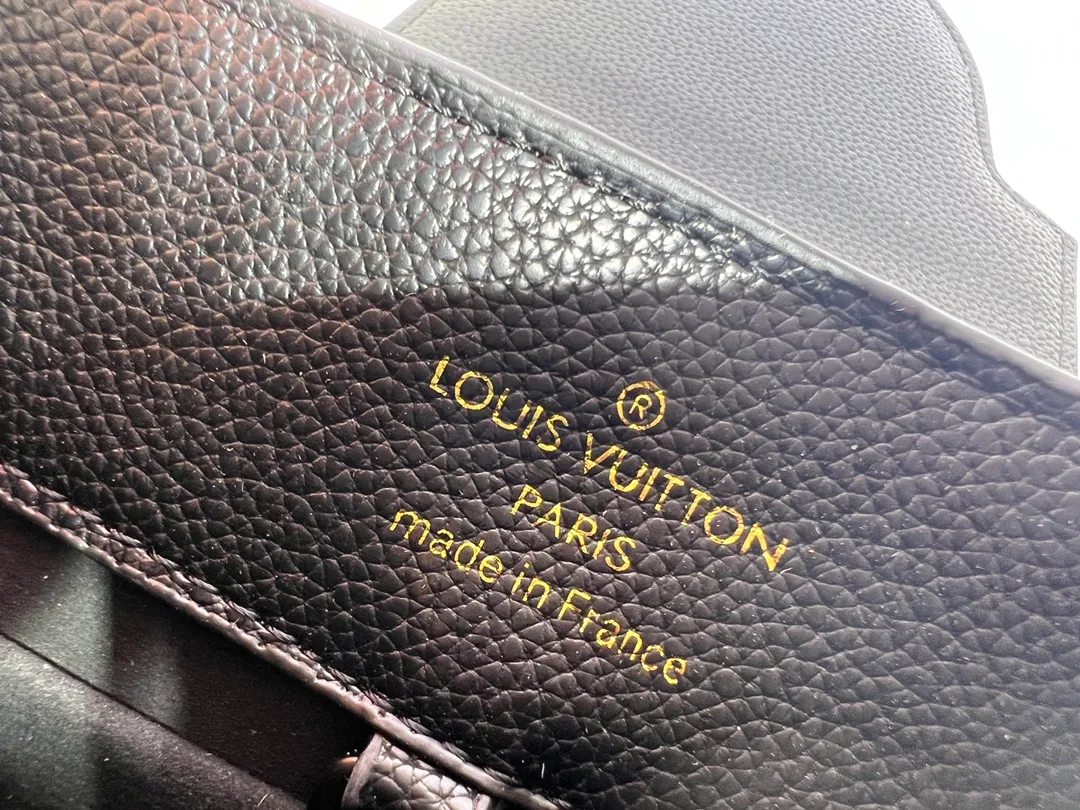 Batch 380💰M24880 M24607 Black Out series launches the Capucines Souple large handbag, an enlarged version of the classic design made of matte Taurillon leather and elegant metal parts, with the iconic LV letters. The neat interior has multiple pockets to easily hold A4-size documents. 38.0 x 23.0 x 16.0 cm (Length x Height x Width) • Matt Taurillon cow leather • Cow leather trim • Cow leather lining • Matt metal hardware • Flap can be placed on the inside or outside • Internal compartment • Internal zip pocket • Internal patch pocket • Metal base stud • Shoulder strap: removable, adjustable • Half-length strap: 36.0 cm • Half-length adjustable strap: 59.0 cm • Handle: Single handle