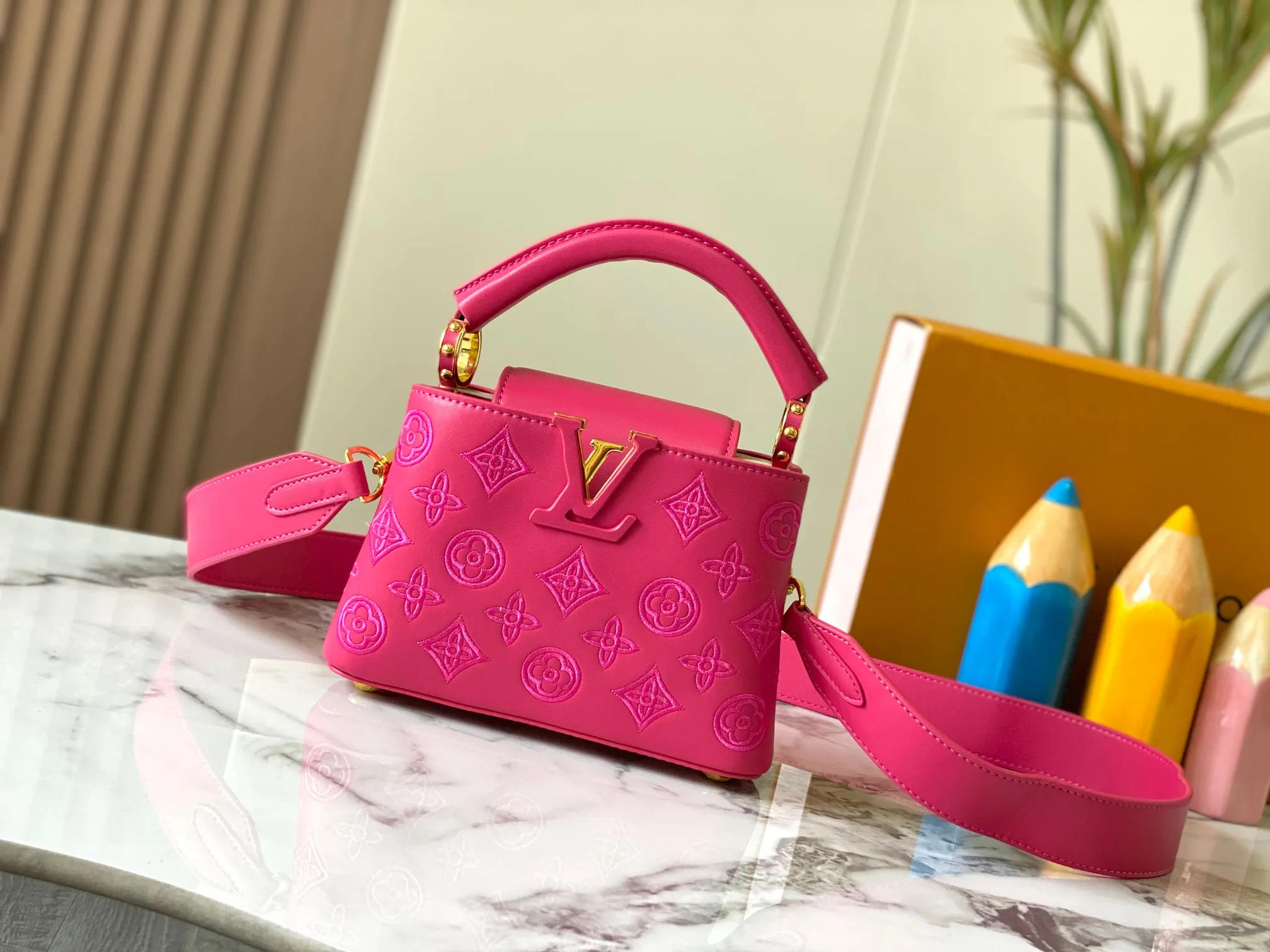 Upgraded version P440 M20741 Bourdon stitch embroidered gold buckle This Capucines mini handbag comes from the LV Broderie Anglaise capsule series designed by Nicolas Ghesquière, which transfers the embroidery technology in the ready-to-wear series to this. For the first time, the Monogram pattern appears on cow leather through cutting, and is embellished with Bourdon stitching, which is exquisitely crafted with craftsmanship.  Detailed features 21 x 14 x8 cm (length x height x width)