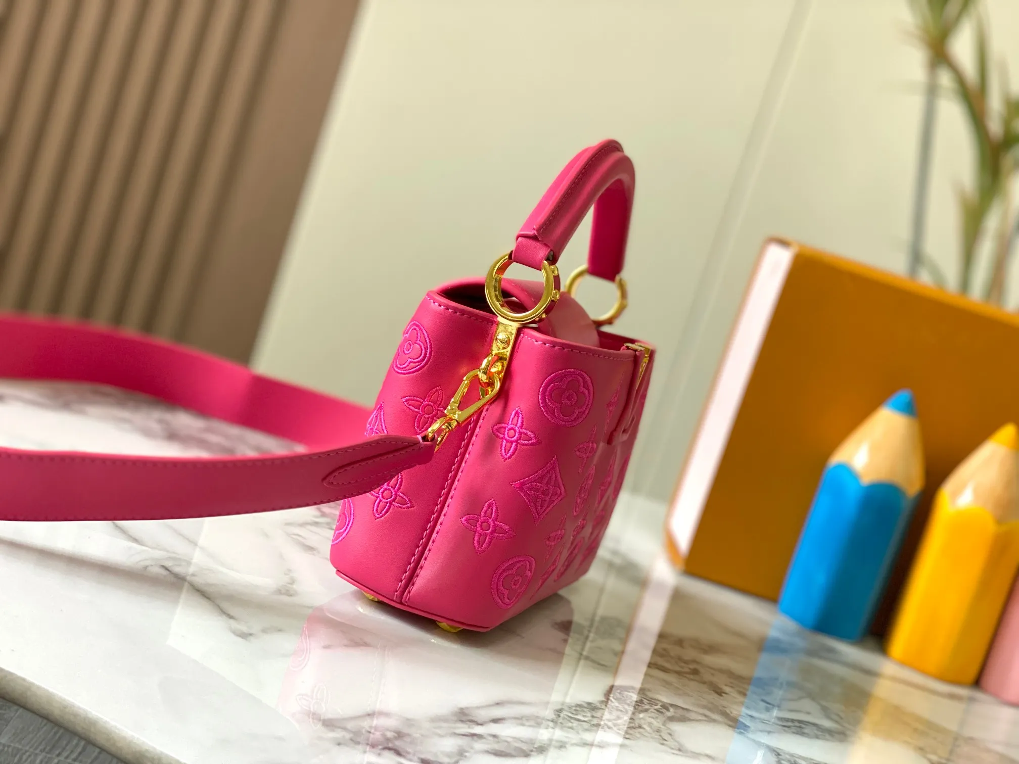 Upgraded version P440 M20741 Bourdon stitch embroidered gold buckle This Capucines mini handbag comes from the LV Broderie Anglaise capsule series designed by Nicolas Ghesquière, which transfers the embroidery technology in the ready-to-wear series to this. For the first time, the Monogram pattern appears on cow leather through cutting, and is embellished with Bourdon stitching, which is exquisitely crafted with craftsmanship.  Detailed features 21 x 14 x8 cm (length x height x width)