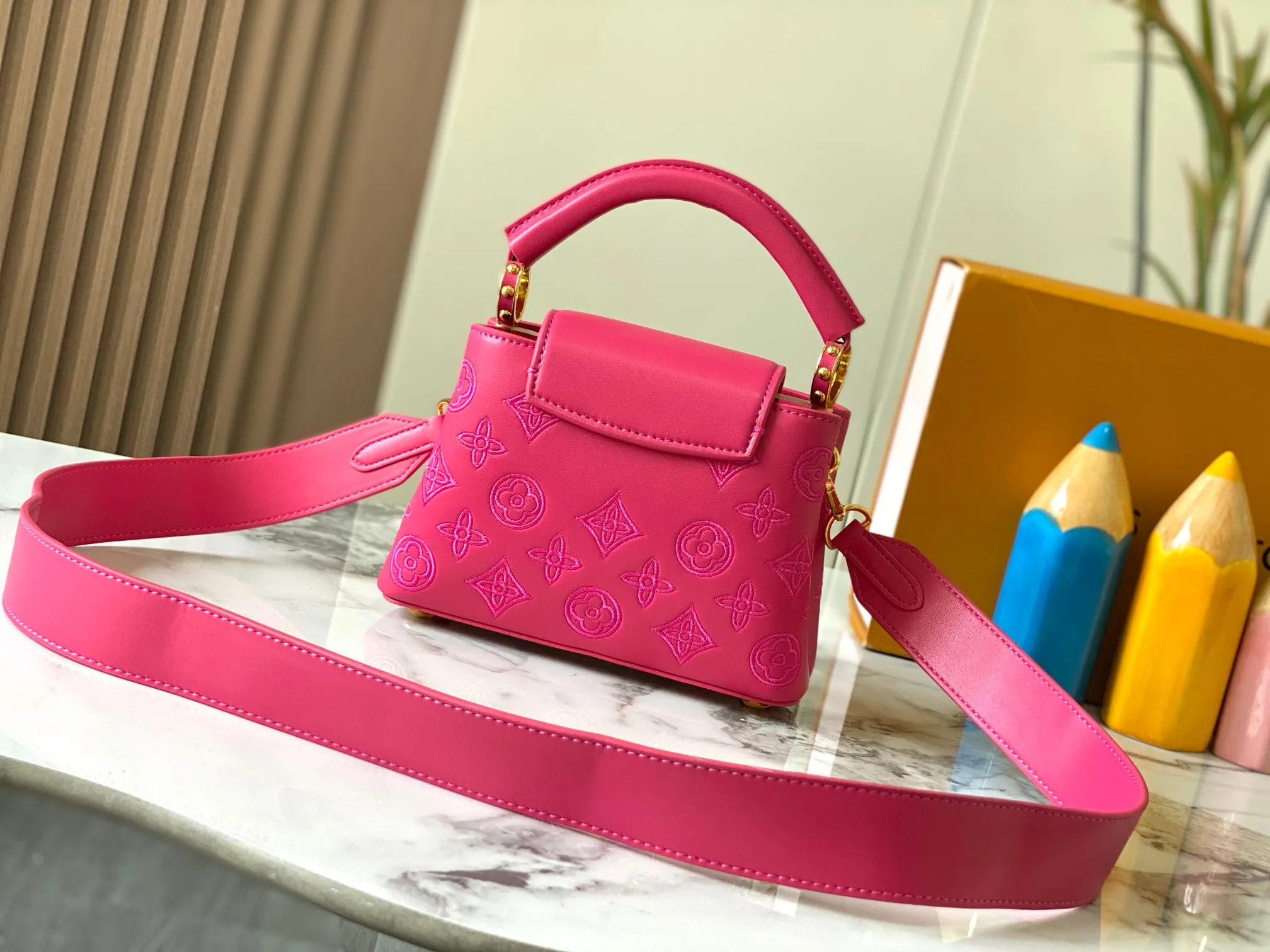 Upgraded version P440 M20741 Bourdon stitch embroidered gold buckle This Capucines mini handbag comes from the LV Broderie Anglaise capsule series designed by Nicolas Ghesquière, which transfers the embroidery technology in the ready-to-wear series to this. For the first time, the Monogram pattern appears on cow leather through cutting, and is embellished with Bourdon stitching, which is exquisitely crafted with craftsmanship.  Detailed features 21 x 14 x8 cm (length x height x width)