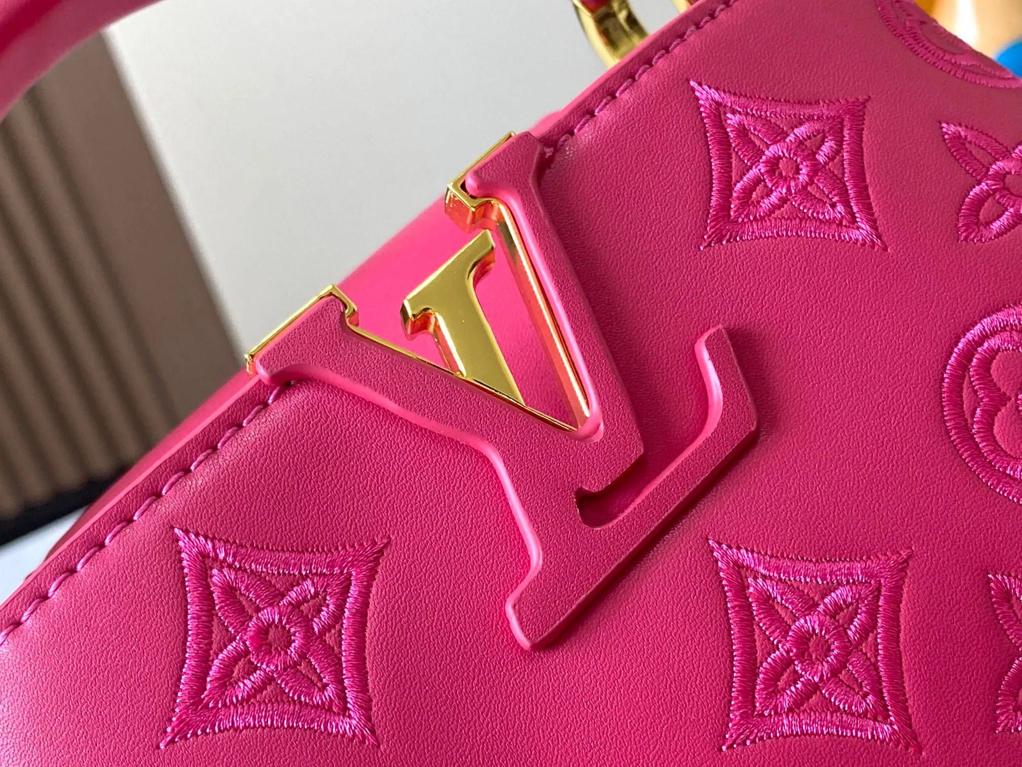 Upgraded version P440 M20741 Bourdon stitch embroidered gold buckle This Capucines mini handbag comes from the LV Broderie Anglaise capsule series designed by Nicolas Ghesquière, which transfers the embroidery technology in the ready-to-wear series to this. For the first time, the Monogram pattern appears on cow leather through cutting, and is embellished with Bourdon stitching, which is exquisitely crafted with craftsmanship.  Detailed features 21 x 14 x8 cm (length x height x width)