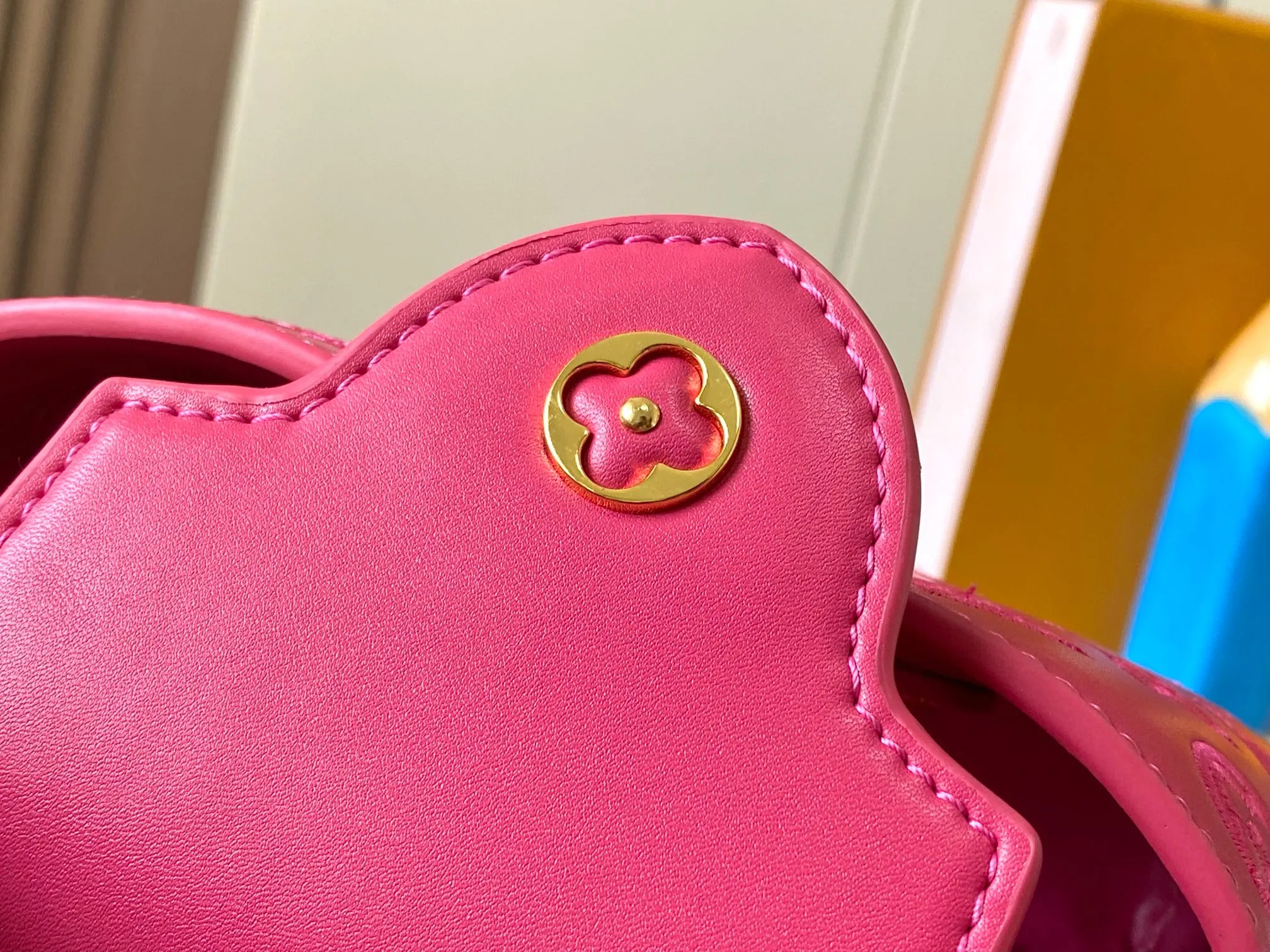 Upgraded version P440 M20741 Bourdon stitch embroidered gold buckle This Capucines mini handbag comes from the LV Broderie Anglaise capsule series designed by Nicolas Ghesquière, which transfers the embroidery technology in the ready-to-wear series to this. For the first time, the Monogram pattern appears on cow leather through cutting, and is embellished with Bourdon stitching, which is exquisitely crafted with craftsmanship.  Detailed features 21 x 14 x8 cm (length x height x width)