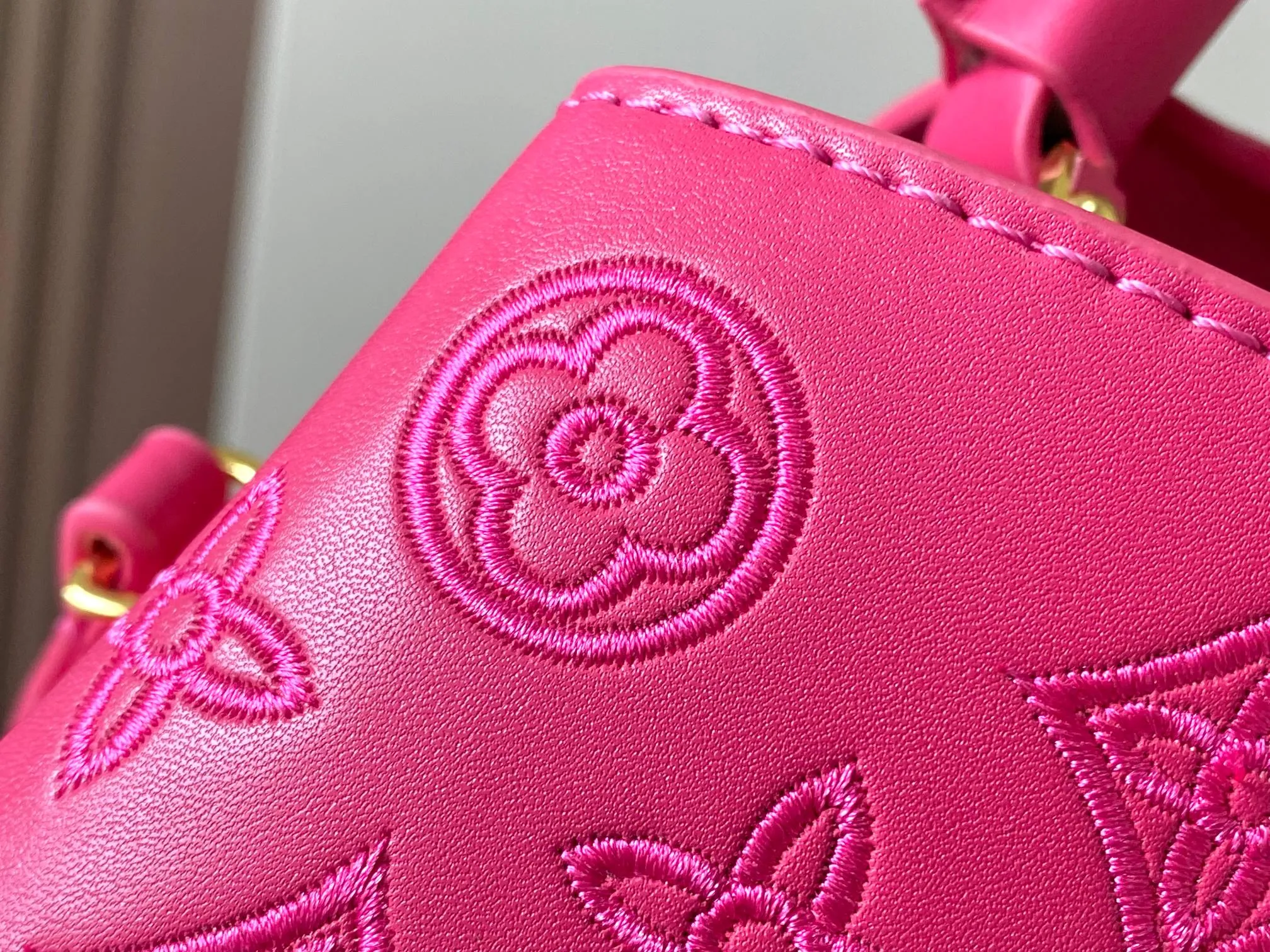 Upgraded version P440 M20741 Bourdon stitch embroidered gold buckle This Capucines mini handbag comes from the LV Broderie Anglaise capsule series designed by Nicolas Ghesquière, which transfers the embroidery technology in the ready-to-wear series to this. For the first time, the Monogram pattern appears on cow leather through cutting, and is embellished with Bourdon stitching, which is exquisitely crafted with craftsmanship.  Detailed features 21 x 14 x8 cm (length x height x width)
