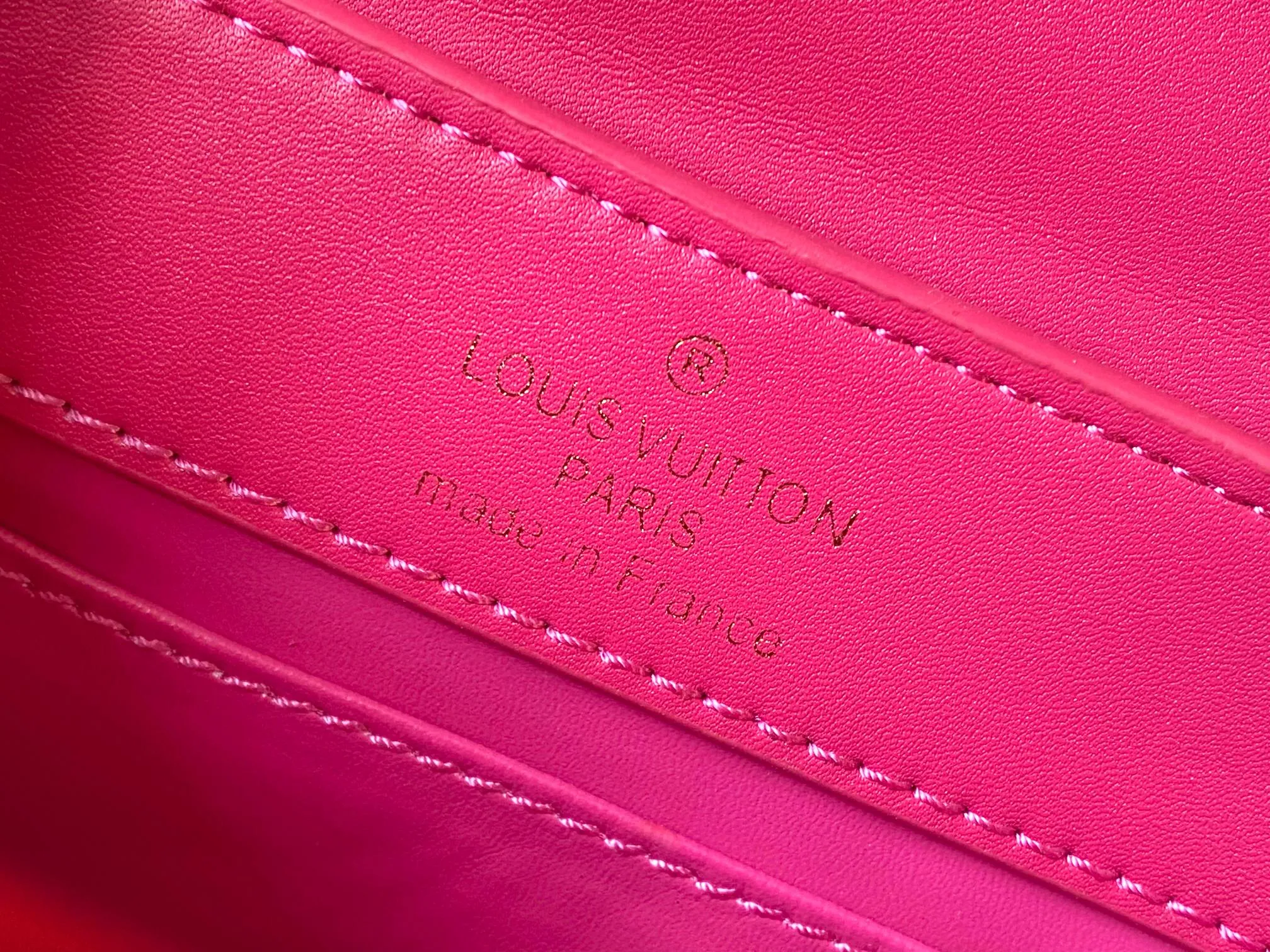 Upgraded version P440 M20741 Bourdon stitch embroidered gold buckle This Capucines mini handbag comes from the LV Broderie Anglaise capsule series designed by Nicolas Ghesquière, which transfers the embroidery technology in the ready-to-wear series to this. For the first time, the Monogram pattern appears on cow leather through cutting, and is embellished with Bourdon stitching, which is exquisitely crafted with craftsmanship.  Detailed features 21 x 14 x8 cm (length x height x width)