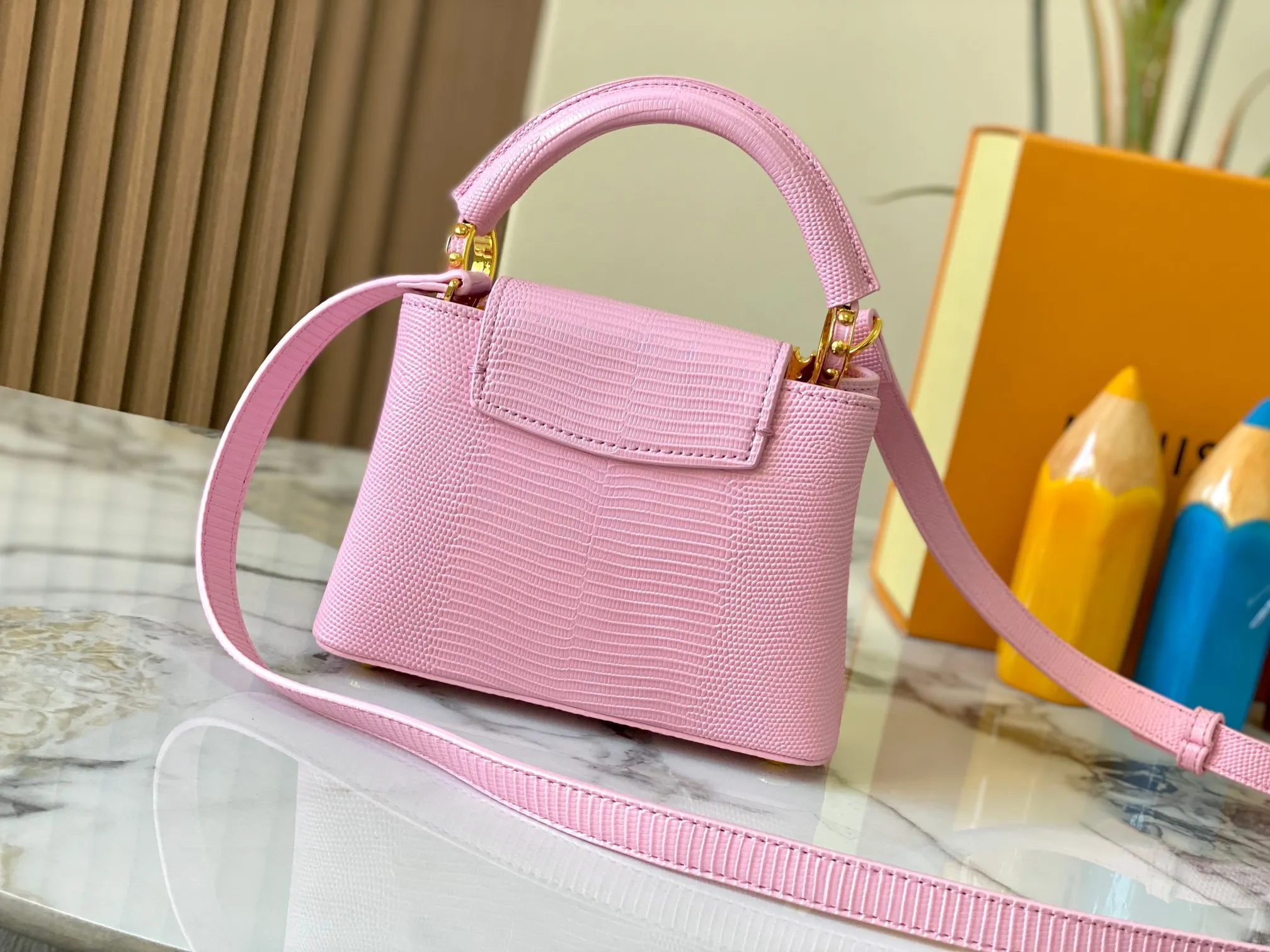 Top original P440 Guangzhou goods M12296 pink lizard leather with gold diamond corolla🔺This Capucines mini handbag is wrapped in gorgeous lizard leather and lined with delicate sheepskin, embellished with dazzling metal parts. The flip cover reads LV letters inside, and a Monogram flower blooms when turned out. Its compact size makes it a dazzling choice for evening occasions. Detailed features 21 x 14 x 8 cm (length x height x width