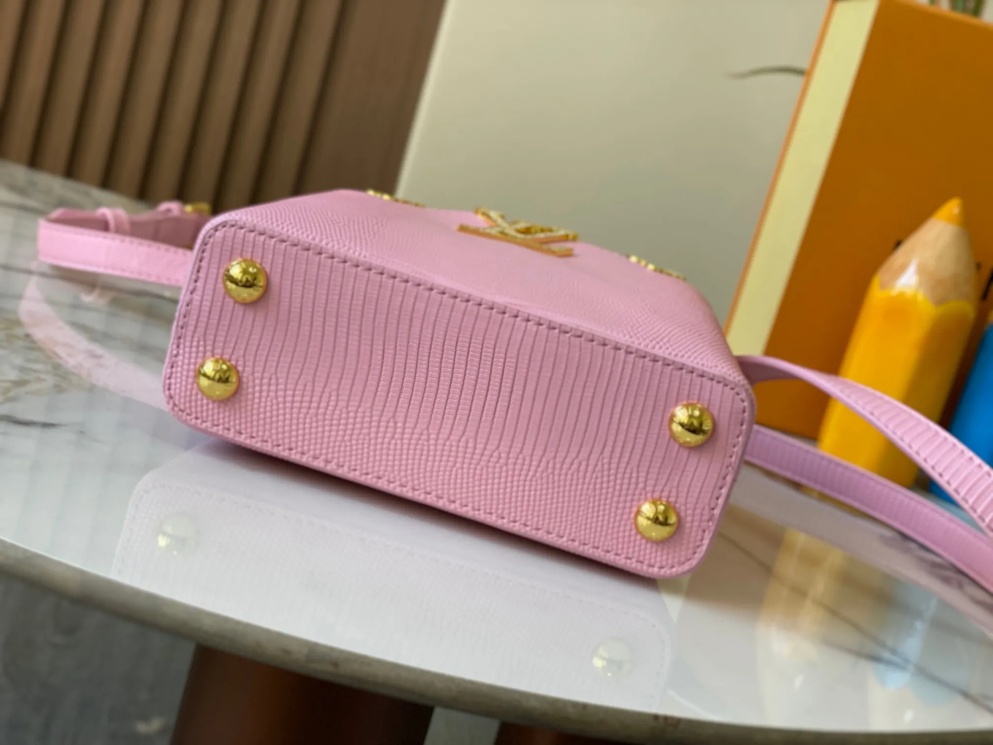 Top original P440 Guangzhou goods M12296 pink lizard leather with gold diamond corolla🔺This Capucines mini handbag is wrapped in gorgeous lizard leather and lined with delicate sheepskin, embellished with dazzling metal parts. The flip cover reads LV letters inside, and a Monogram flower blooms when turned out. Its compact size makes it a dazzling choice for evening occasions. Detailed features 21 x 14 x 8 cm (length x height x width