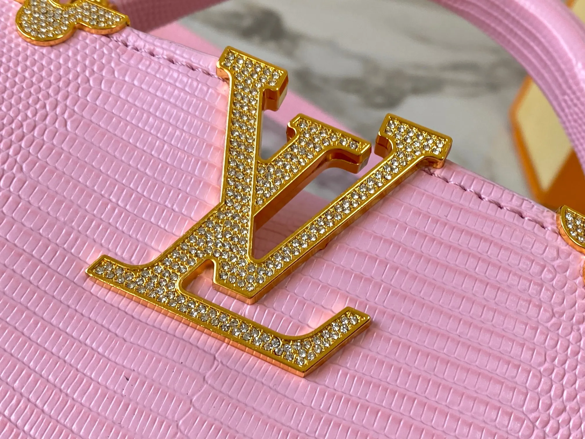 Top original P440 Guangzhou goods M12296 pink lizard leather with gold diamond corolla🔺This Capucines mini handbag is wrapped in gorgeous lizard leather and lined with delicate sheepskin, embellished with dazzling metal parts. The flip cover reads LV letters inside, and a Monogram flower blooms when turned out. Its compact size makes it a dazzling choice for evening occasions. Detailed features 21 x 14 x 8 cm (length x height x width