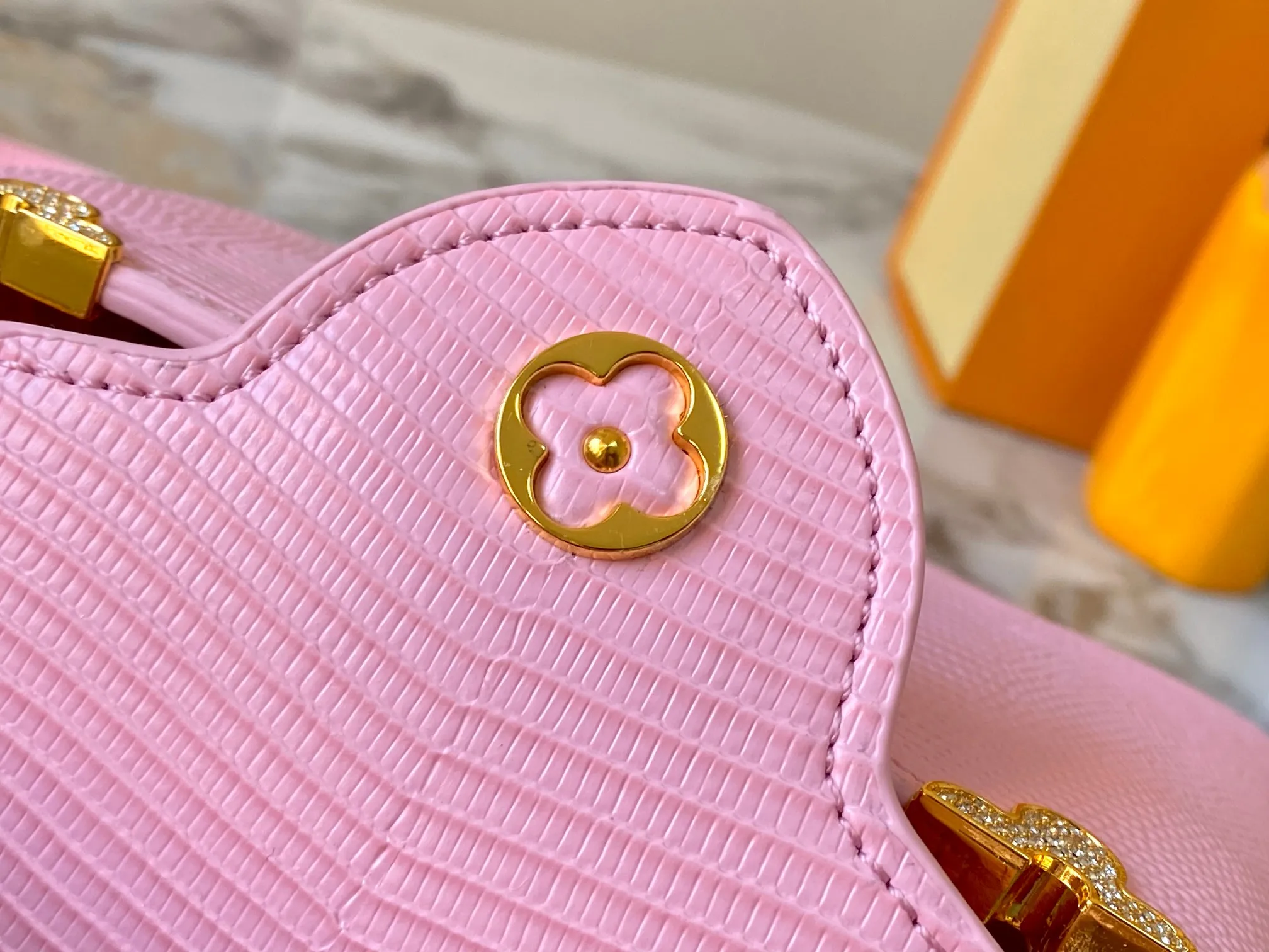Top original P440 Guangzhou goods M12296 pink lizard leather with gold diamond corolla🔺This Capucines mini handbag is wrapped in gorgeous lizard leather and lined with delicate sheepskin, embellished with dazzling metal parts. The flip cover reads LV letters inside, and a Monogram flower blooms when turned out. Its compact size makes it a dazzling choice for evening occasions. Detailed features 21 x 14 x 8 cm (length x height x width