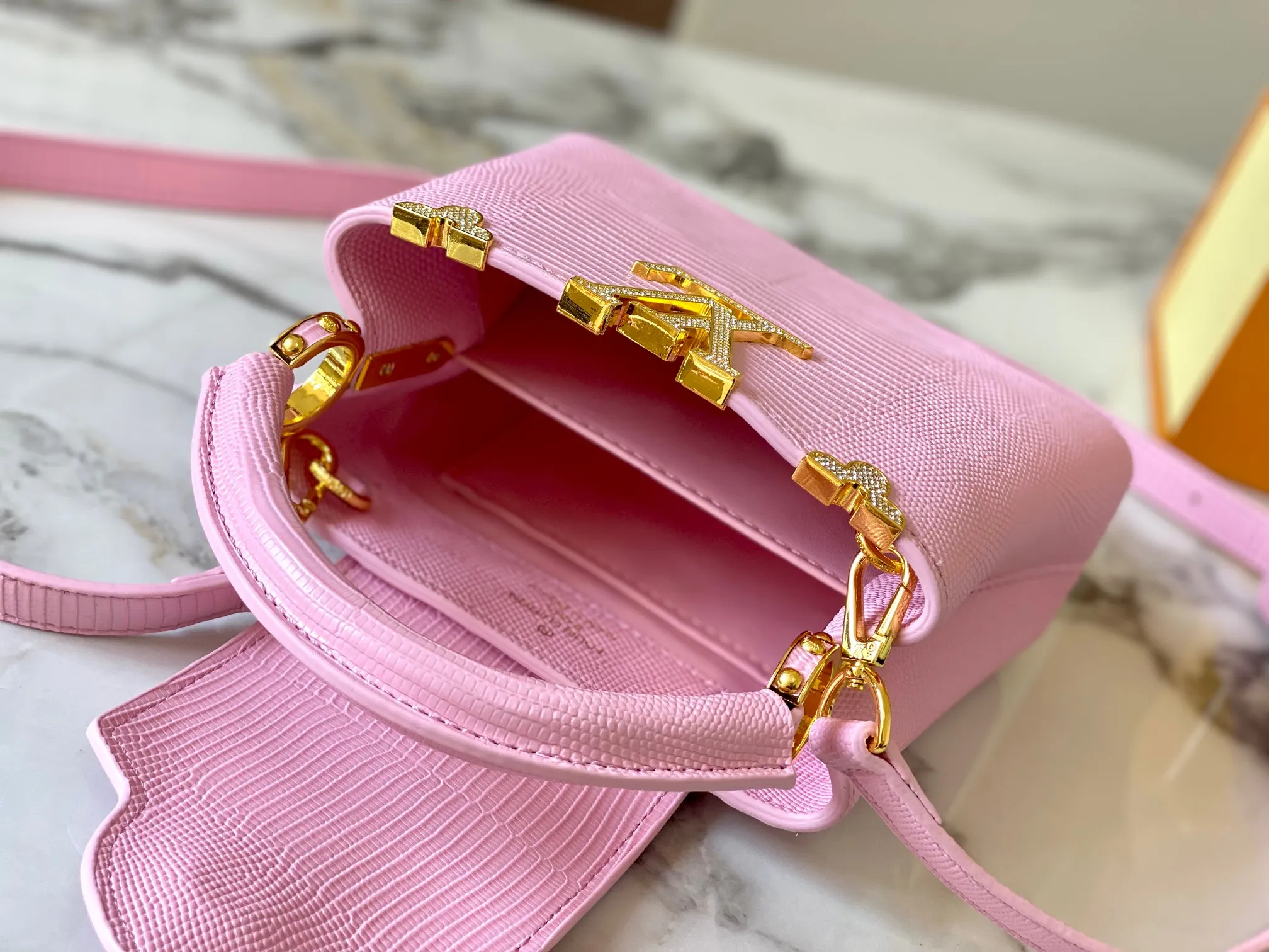 Top original P440 Guangzhou goods M12296 pink lizard leather with gold diamond corolla🔺This Capucines mini handbag is wrapped in gorgeous lizard leather and lined with delicate sheepskin, embellished with dazzling metal parts. The flip cover reads LV letters inside, and a Monogram flower blooms when turned out. Its compact size makes it a dazzling choice for evening occasions. Detailed features 21 x 14 x 8 cm (length x height x width