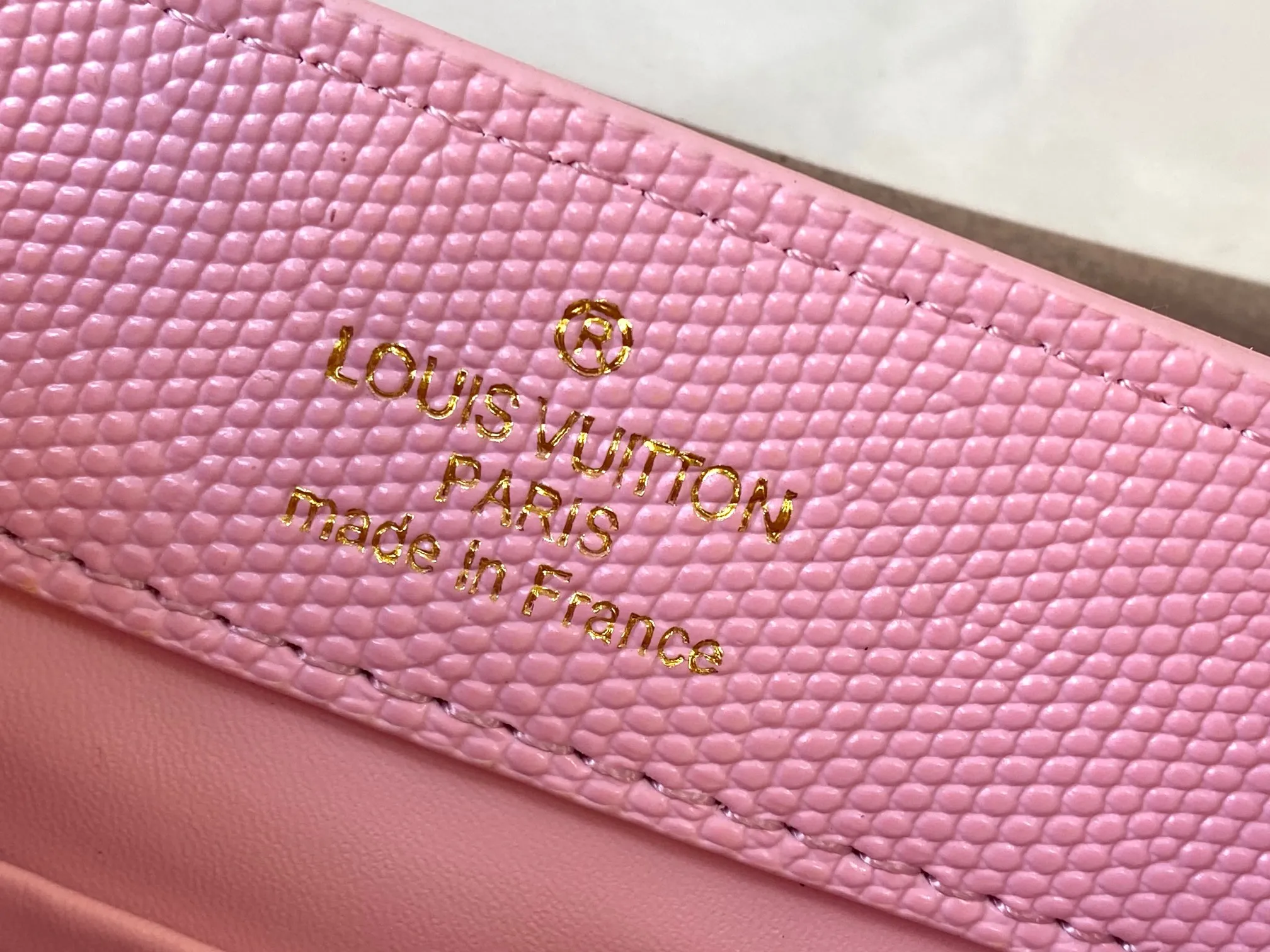 Top original P440 Guangzhou goods M12296 pink lizard leather with gold diamond corolla🔺This Capucines mini handbag is wrapped in gorgeous lizard leather and lined with delicate sheepskin, embellished with dazzling metal parts. The flip cover reads LV letters inside, and a Monogram flower blooms when turned out. Its compact size makes it a dazzling choice for evening occasions. Detailed features 21 x 14 x 8 cm (length x height x width