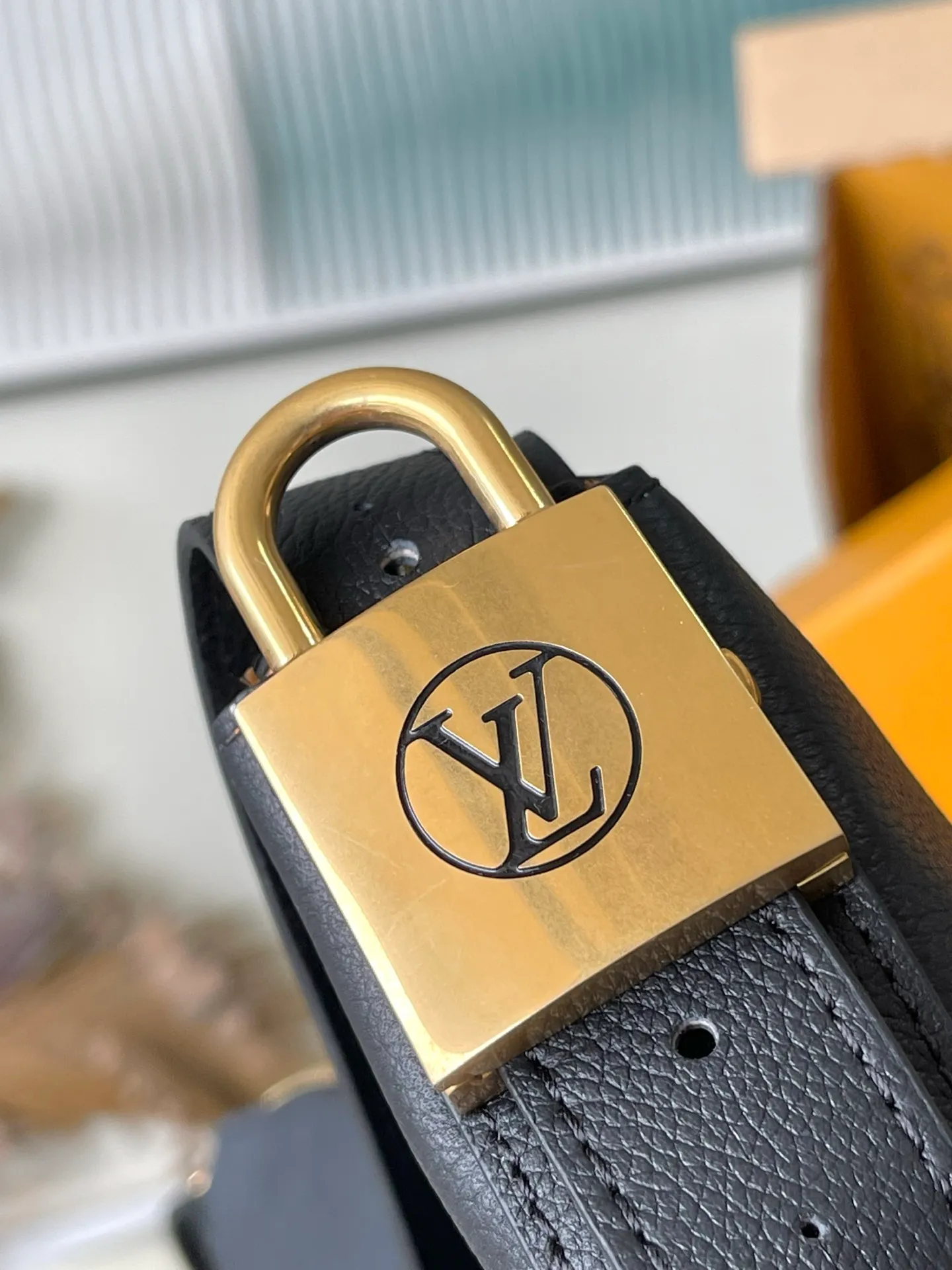💰1180 (top layer leather) top original order M14471 launches LowKey Cookie medium handbag, highlighting brand heritage and exquisite craftsmanship with elegant design. The soft cow leather will show its unique color over time, and the aged metal padlock and detachable Monogram storage bag are rich details, allowing you to switch to multiple carrying methods at will. Dimensions: 32 × 26 × 5 cm