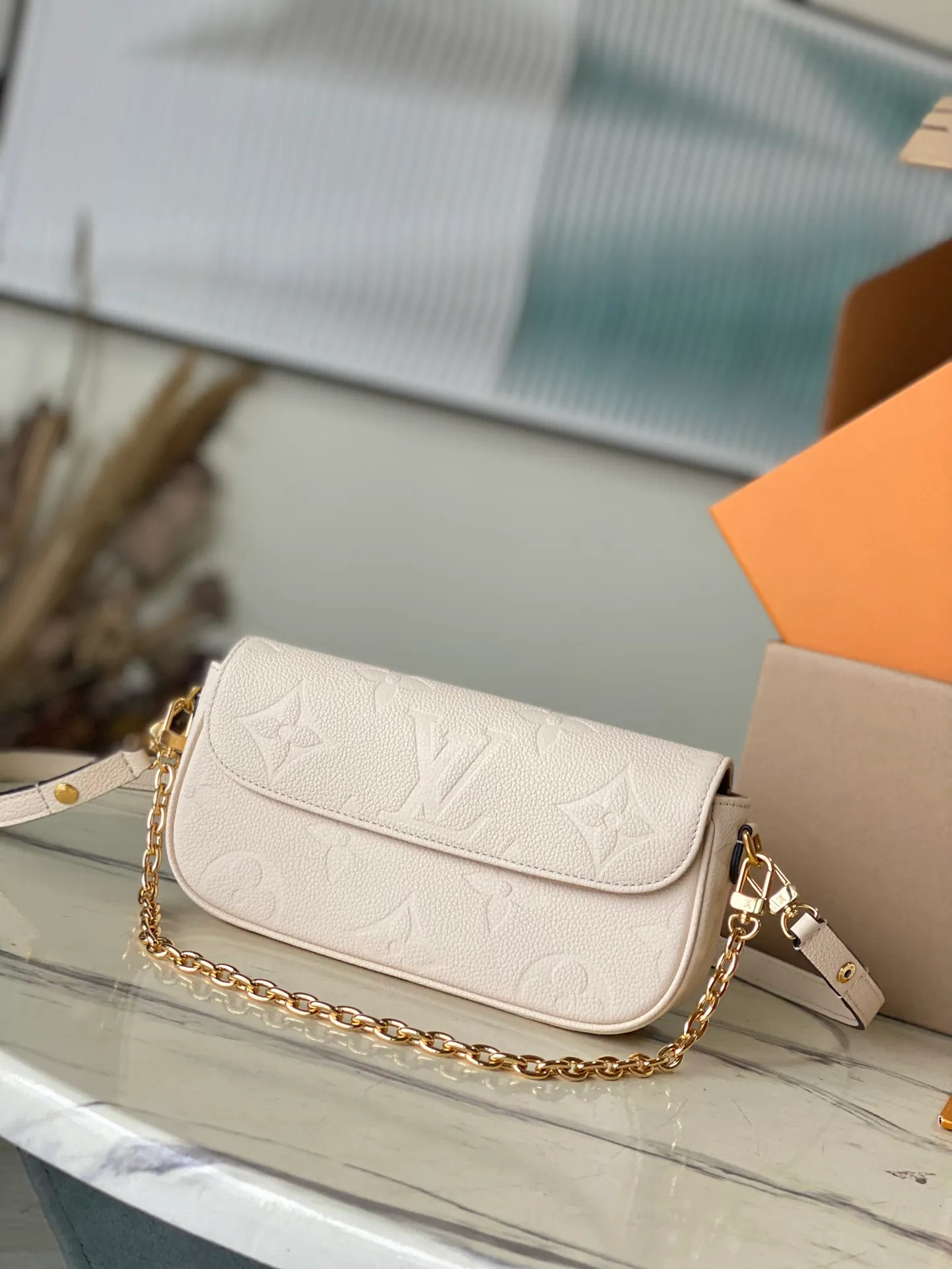 💰880 (top layer leather) top original order M82210. Support counter inspection. The photos taken of duty-free goods are consistent with the product without unpacking. This product is an exclusive duty-free product in the market and is the highest-end product. Inspection is supported. This product has passed strict inspection and is flawless. Please wear gloves when touching the product. This product is not returnable or exchangeable. Please confirm the product first and then remove the label on the handle. This product is temporarily not open to the public, only regular customers, and is in short supply. Dimensions: 23.5 x 12 x 4.3 cm