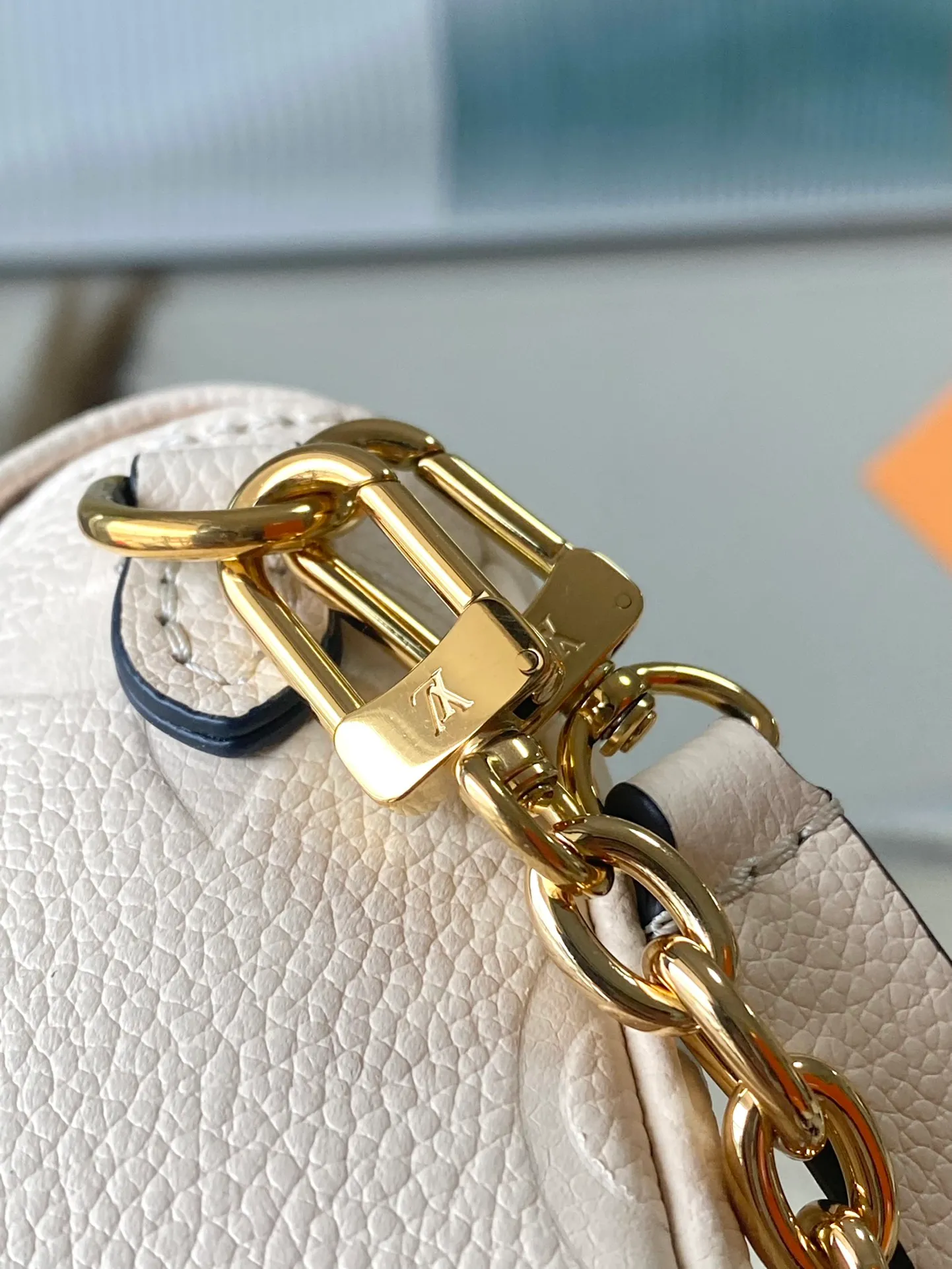 💰880 (top layer leather) top original order M82210. Support counter inspection. The photos taken of duty-free goods are consistent with the product without unpacking. This product is an exclusive duty-free product in the market and is the highest-end product. Inspection is supported. This product has passed strict inspection and is flawless. Please wear gloves when touching the product. This product is not returnable or exchangeable. Please confirm the product first and then remove the label on the handle. This product is temporarily not open to the public, only regular customers, and is in short supply. Dimensions: 23.5 x 12 x 4.3 cm