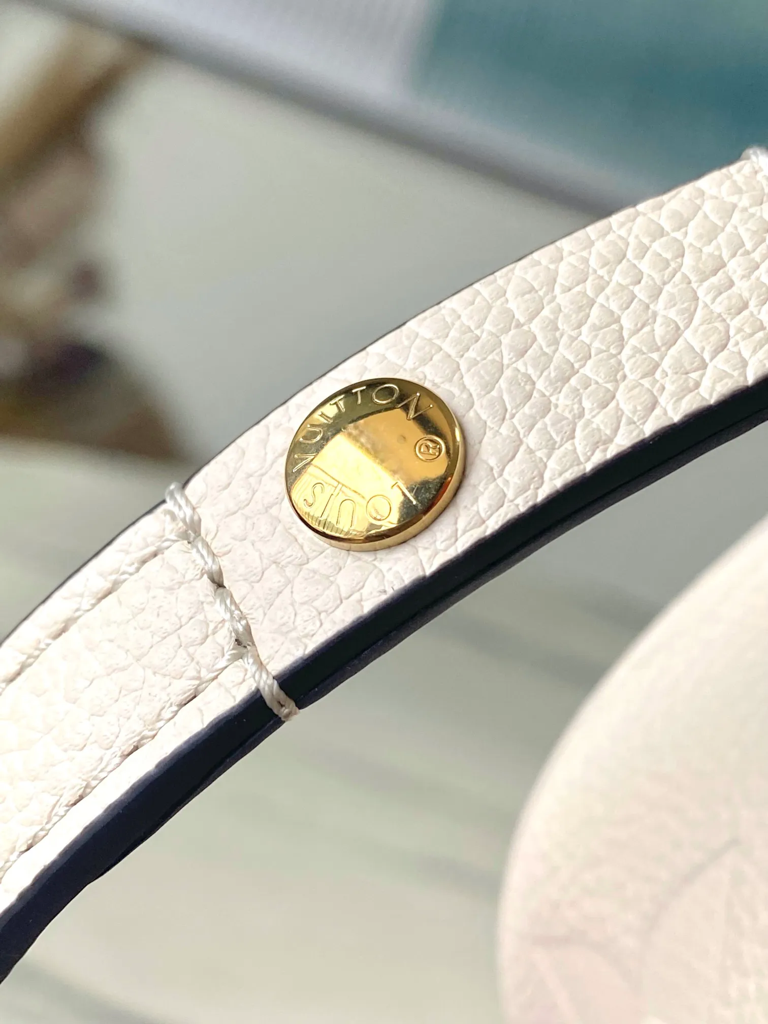 💰880 (top layer leather) top original order M82210. Support counter inspection. The photos taken of duty-free goods are consistent with the product without unpacking. This product is an exclusive duty-free product in the market and is the highest-end product. Inspection is supported. This product has passed strict inspection and is flawless. Please wear gloves when touching the product. This product is not returnable or exchangeable. Please confirm the product first and then remove the label on the handle. This product is temporarily not open to the public, only regular customers, and is in short supply. Dimensions: 23.5 x 12 x 4.3 cm