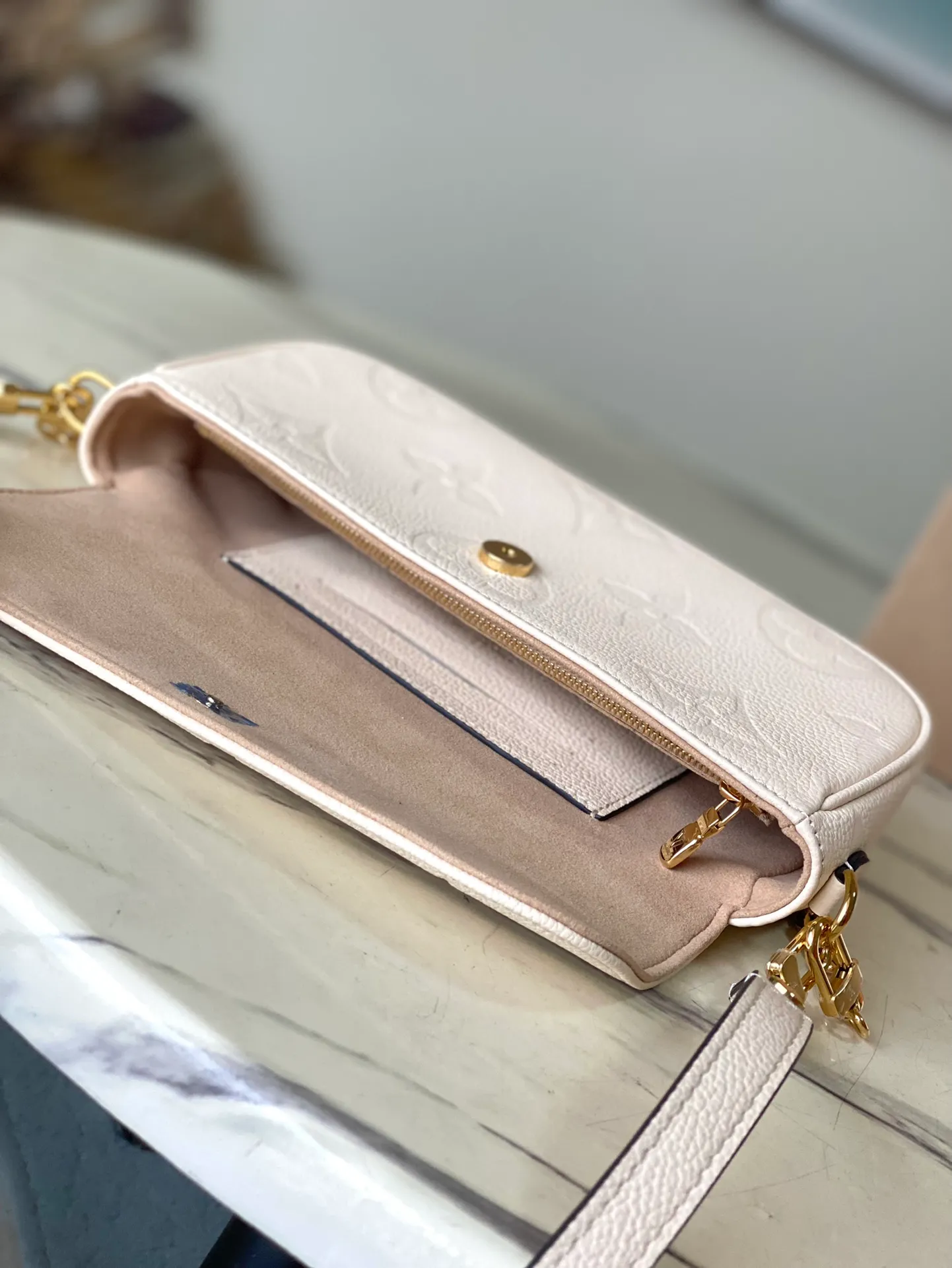 💰880 (top layer leather) top original order M82210. Support counter inspection. The photos taken of duty-free goods are consistent with the product without unpacking. This product is an exclusive duty-free product in the market and is the highest-end product. Inspection is supported. This product has passed strict inspection and is flawless. Please wear gloves when touching the product. This product is not returnable or exchangeable. Please confirm the product first and then remove the label on the handle. This product is temporarily not open to the public, only regular customers, and is in short supply. Dimensions: 23.5 x 12 x 4.3 cm